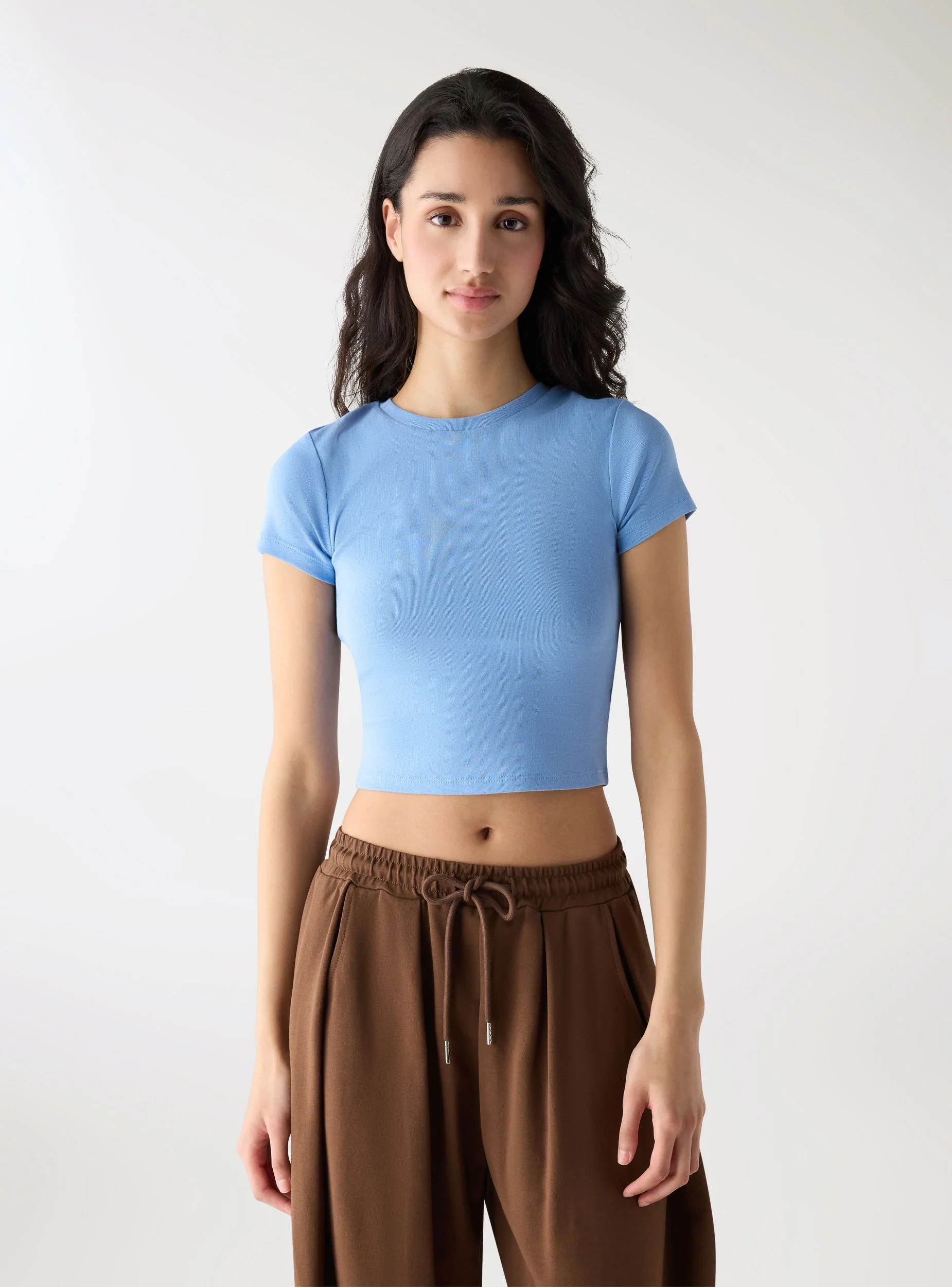 T-shirt crop aderente a tinta unita - Image 4