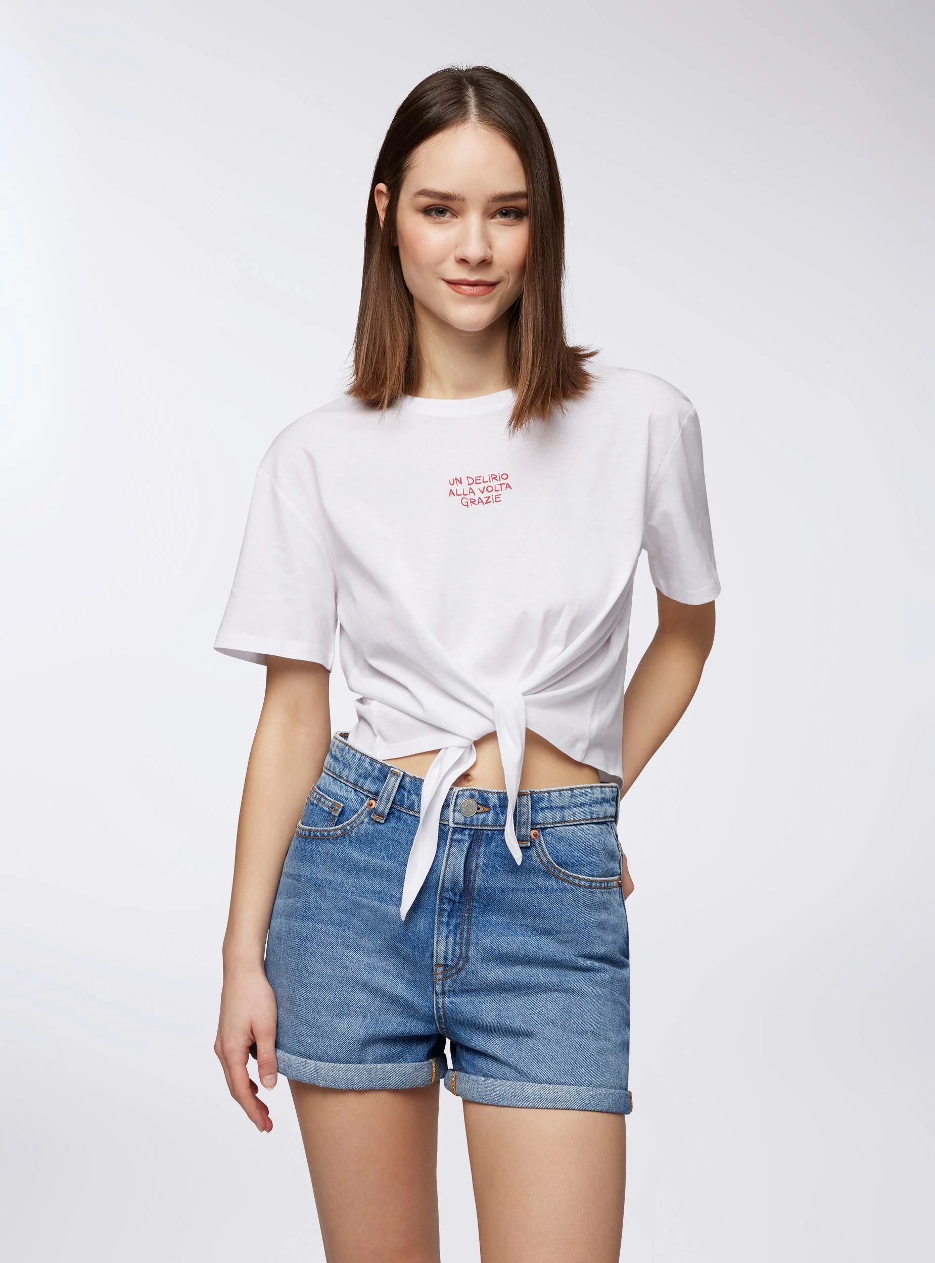 T-shirt crop ampia con scritta e nodo