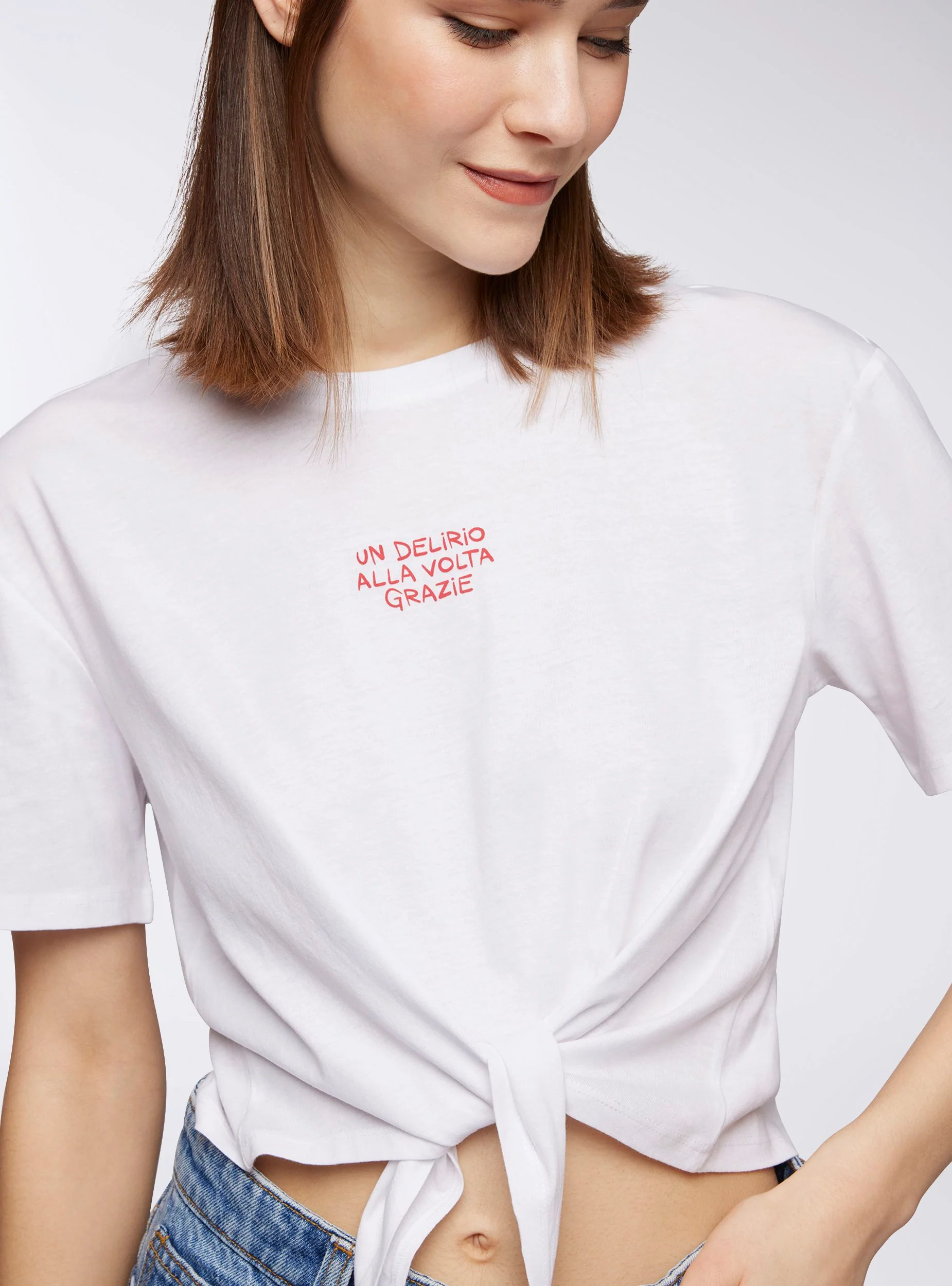 T-shirt crop ampia con scritta e nodo - Image 4