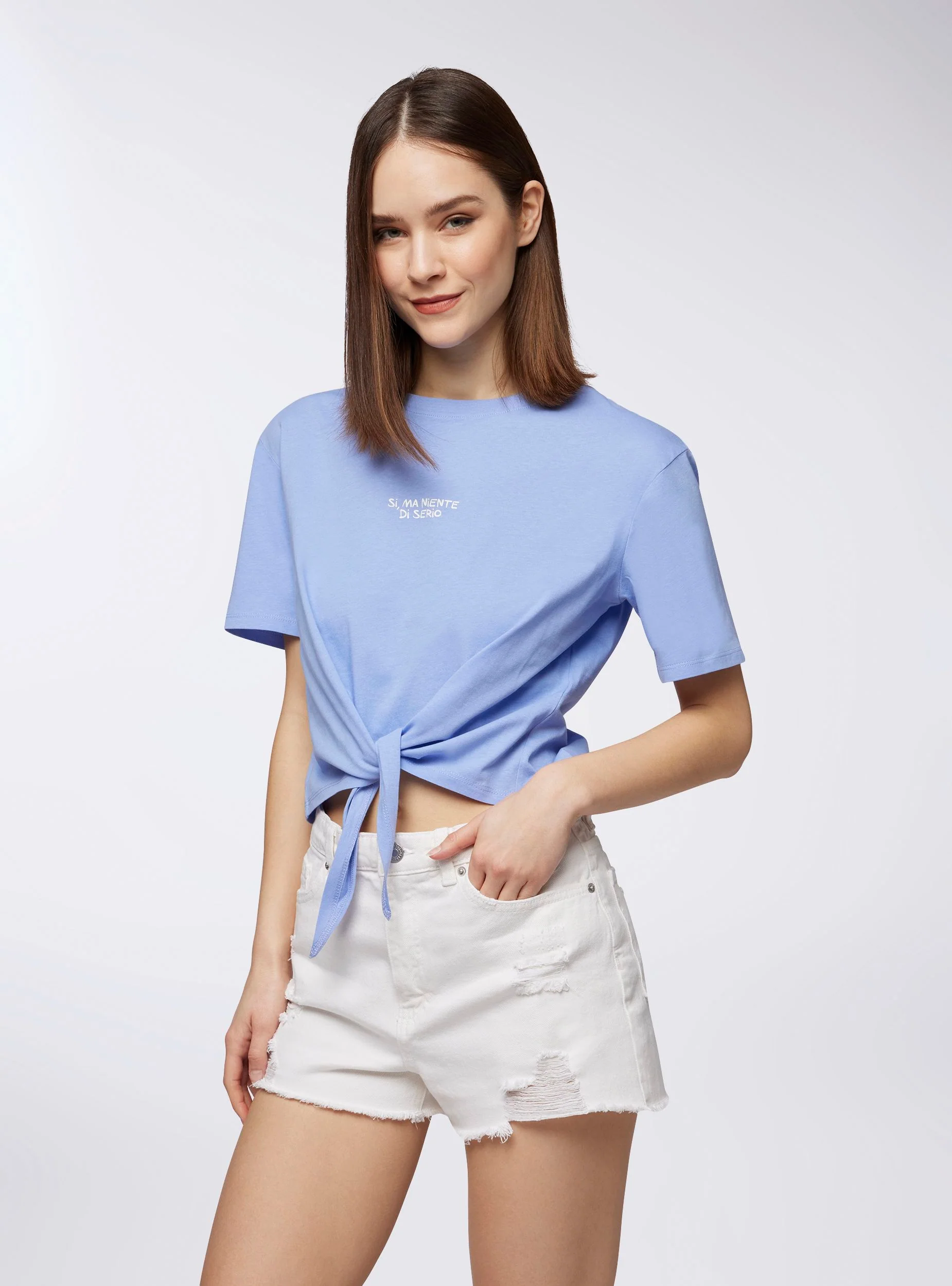 T-shirt crop ampia con scritta e nodo - Image 4
