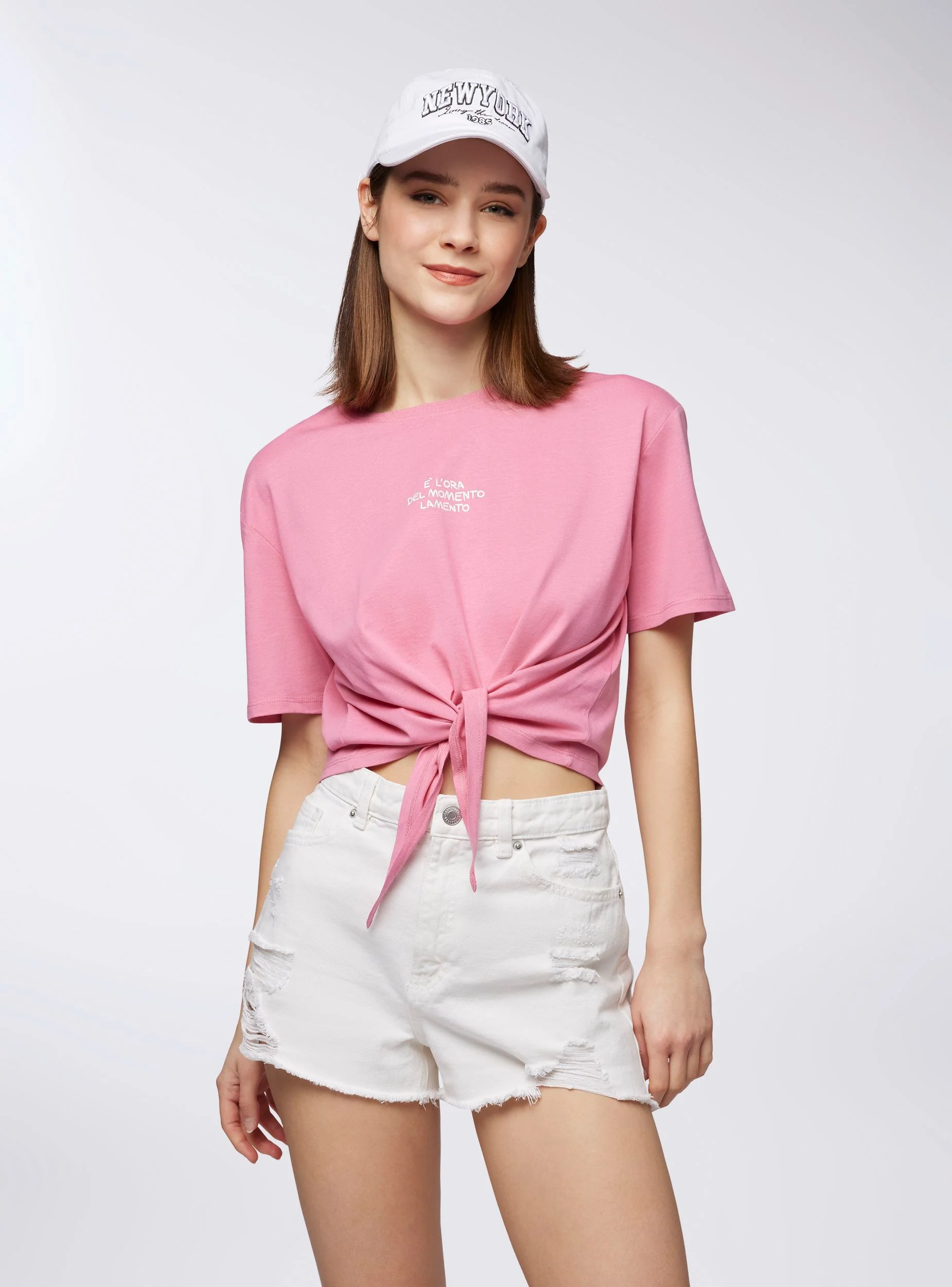 T-shirt crop ampia con scritta e nodo - Image 4