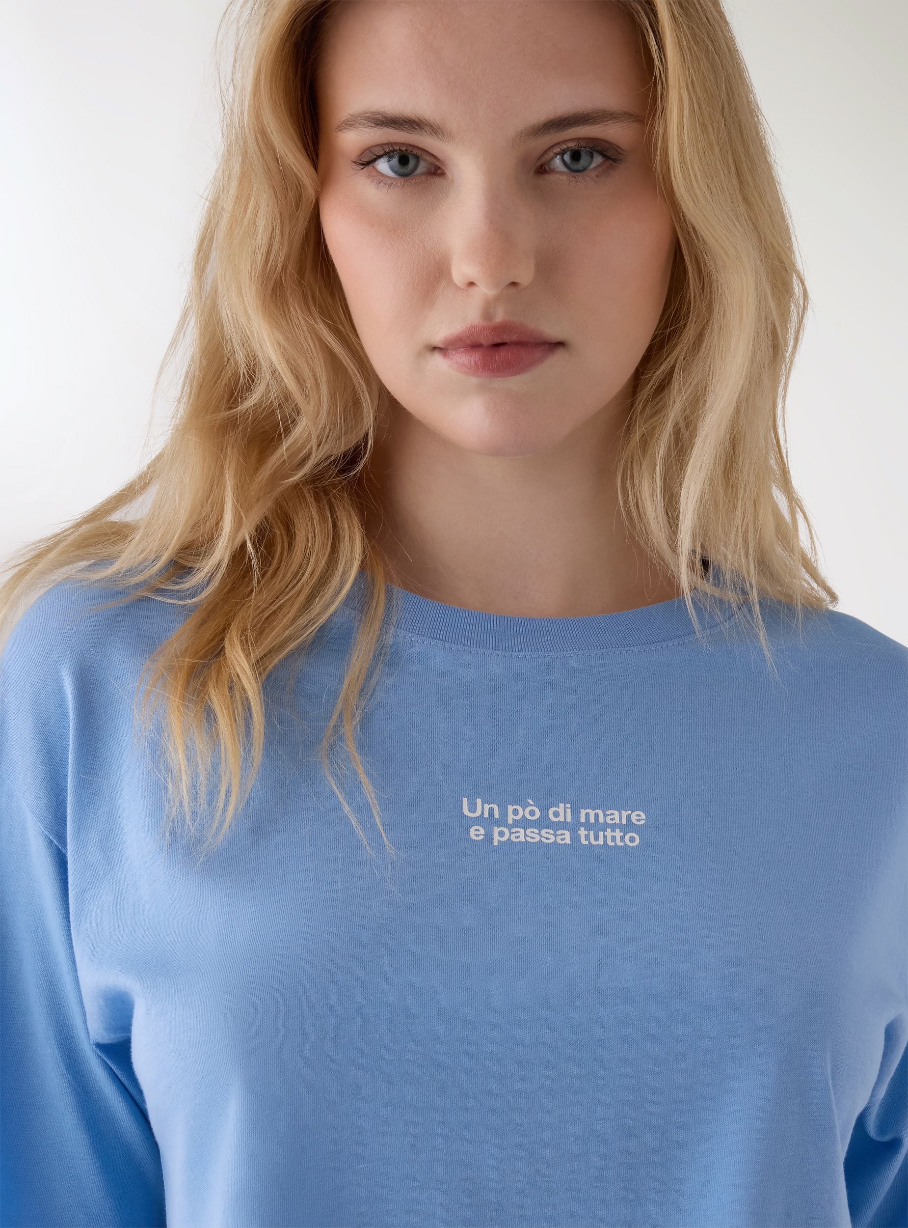 T-shirt crop ampia con scritta - Image 2
