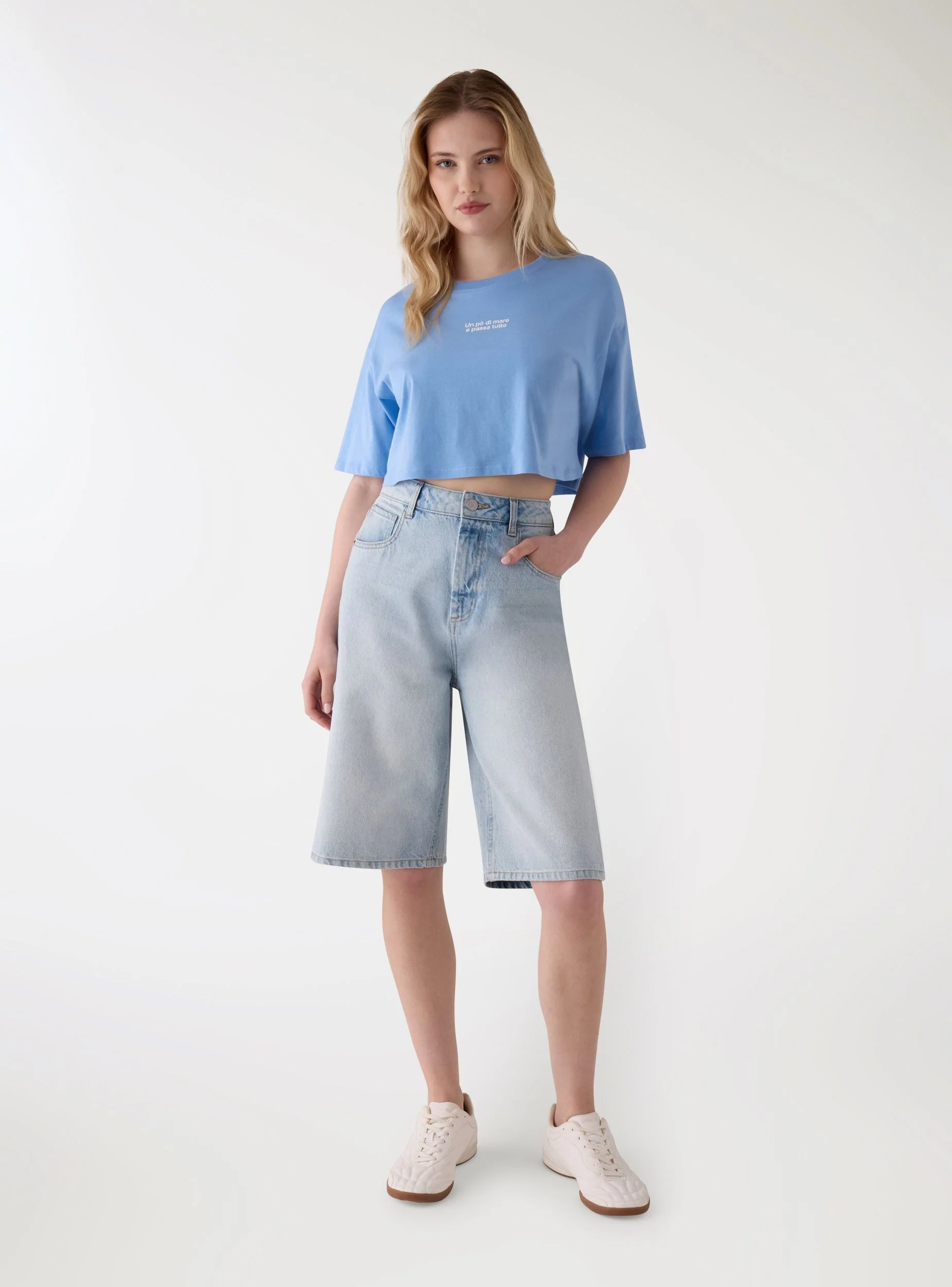 T-shirt crop ampia con scritta - Image 3