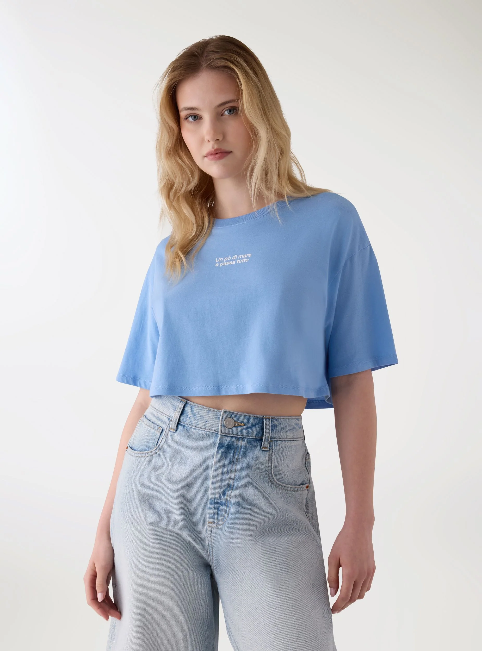 T-shirt crop ampia con scritta - Image 4