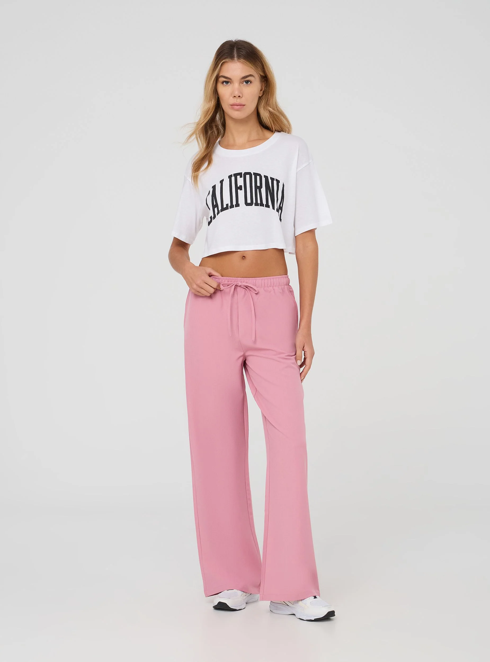T-shirt crop ampia con stampa college