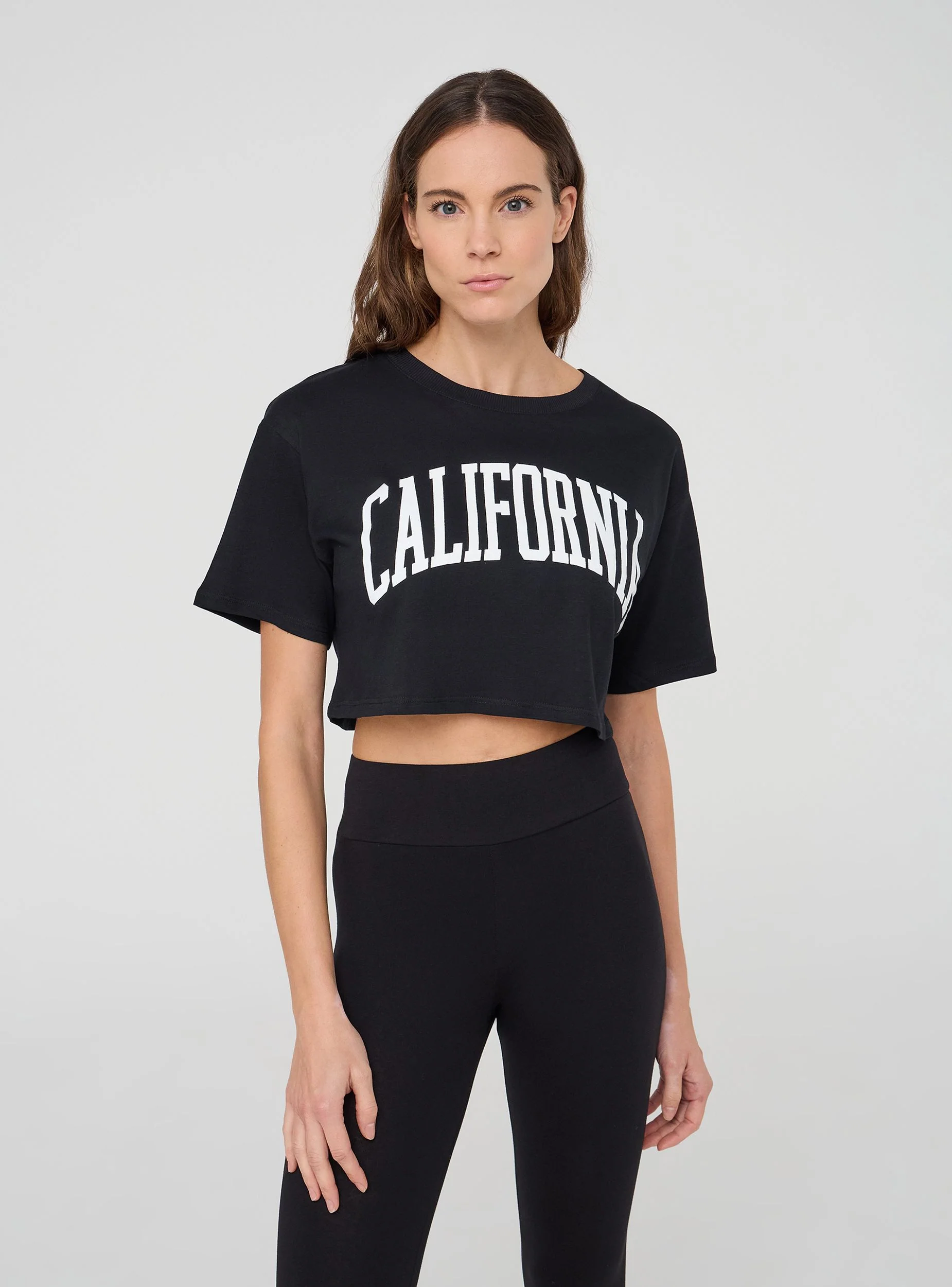 T-shirt crop ampia con stampa college