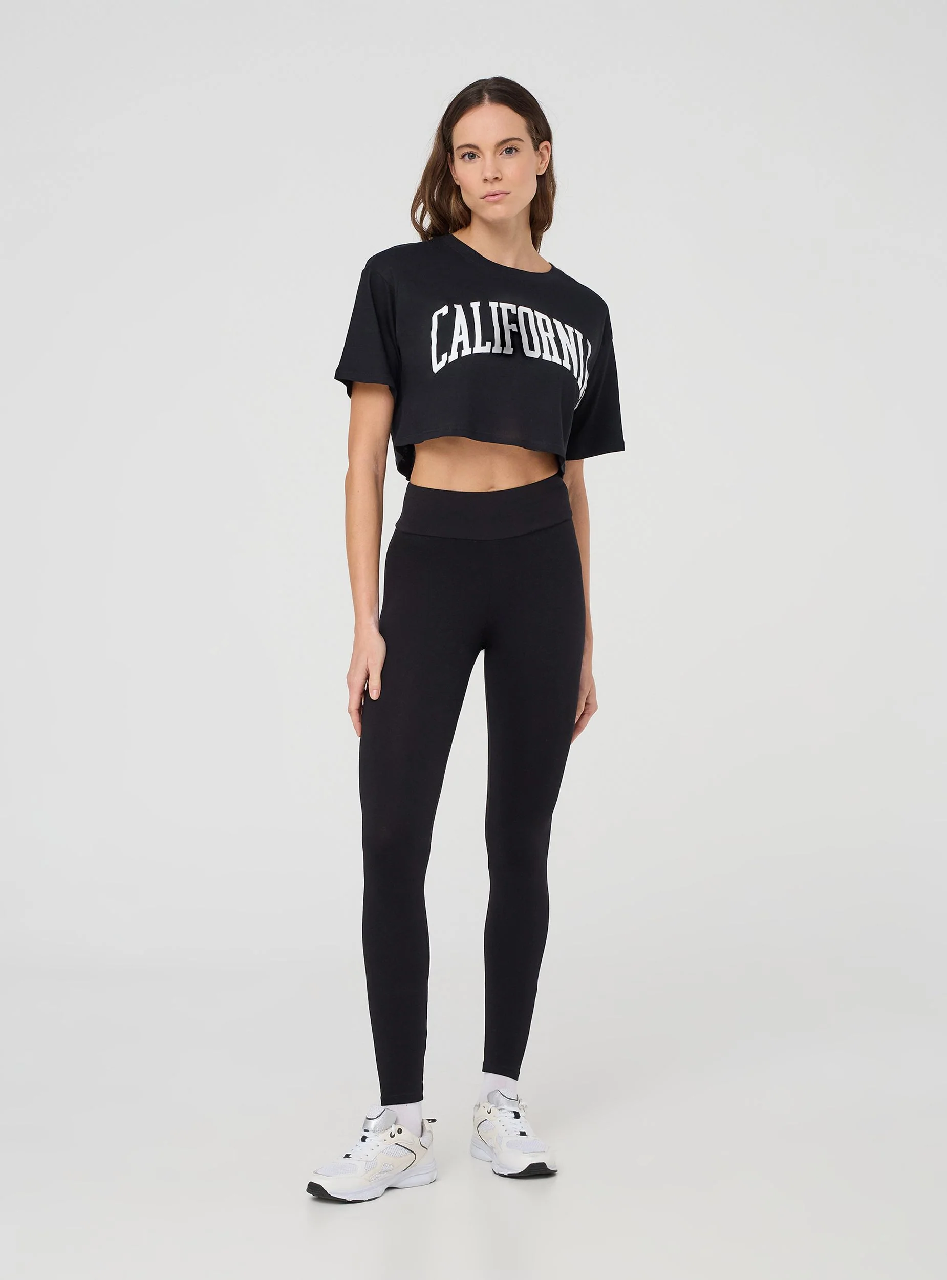 T-shirt crop ampia con stampa college - Image 3