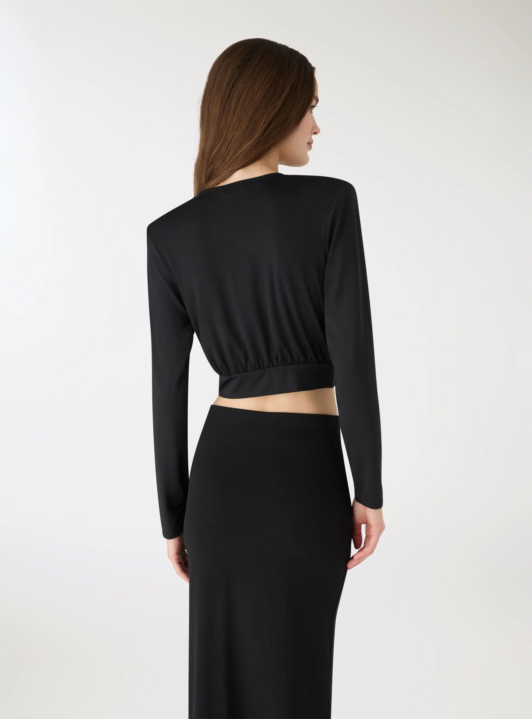 T-shirt crop con anello decorativo - Image 2