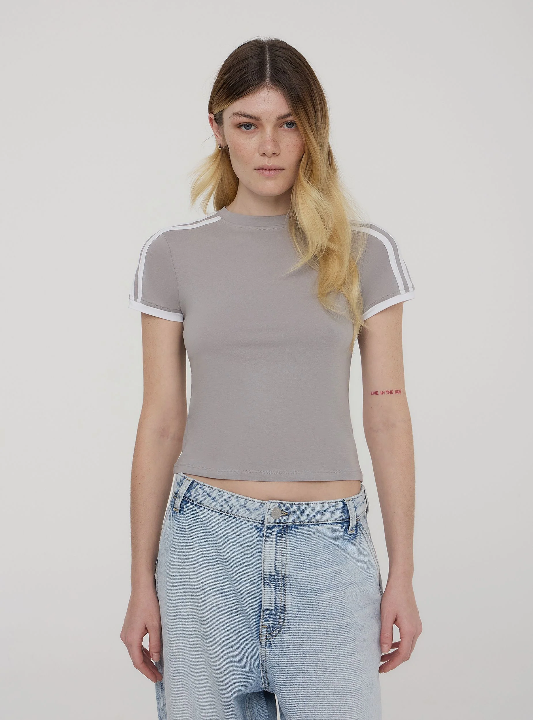 T-shirt crop con bande - Image 3