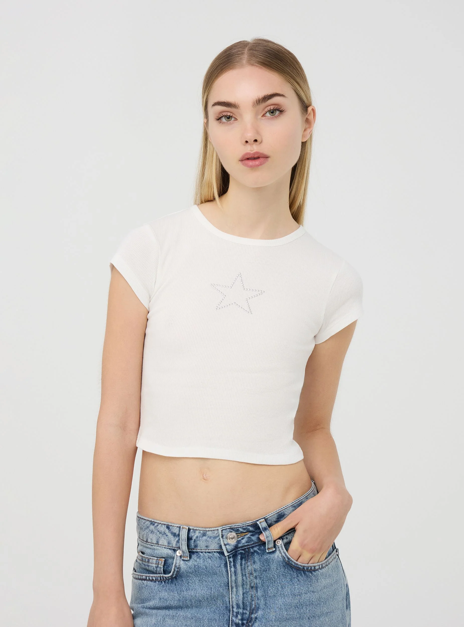 T-shirt crop con borchie a stella - Image 2