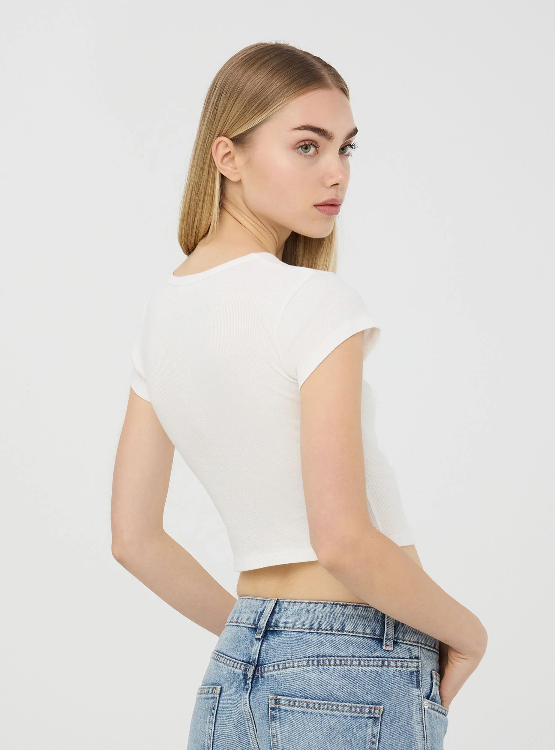 T-shirt crop con borchie a stella - Image 3