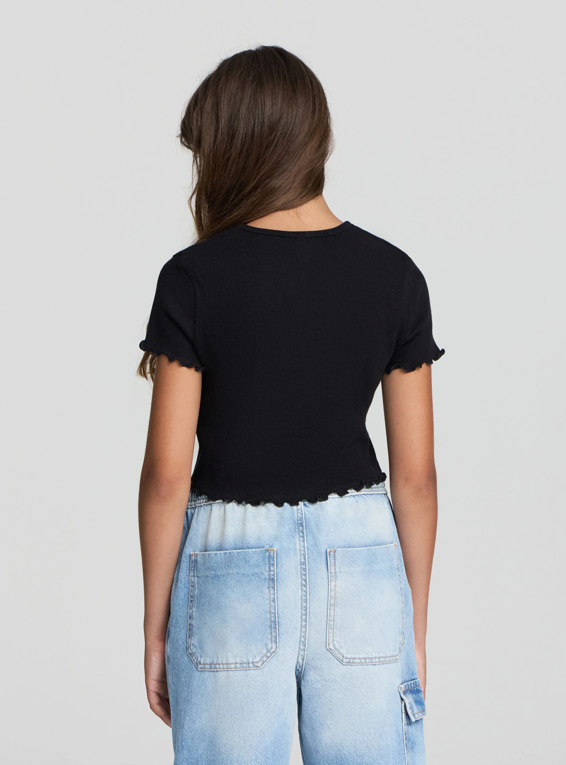 T-shirt crop con bordi ondulati