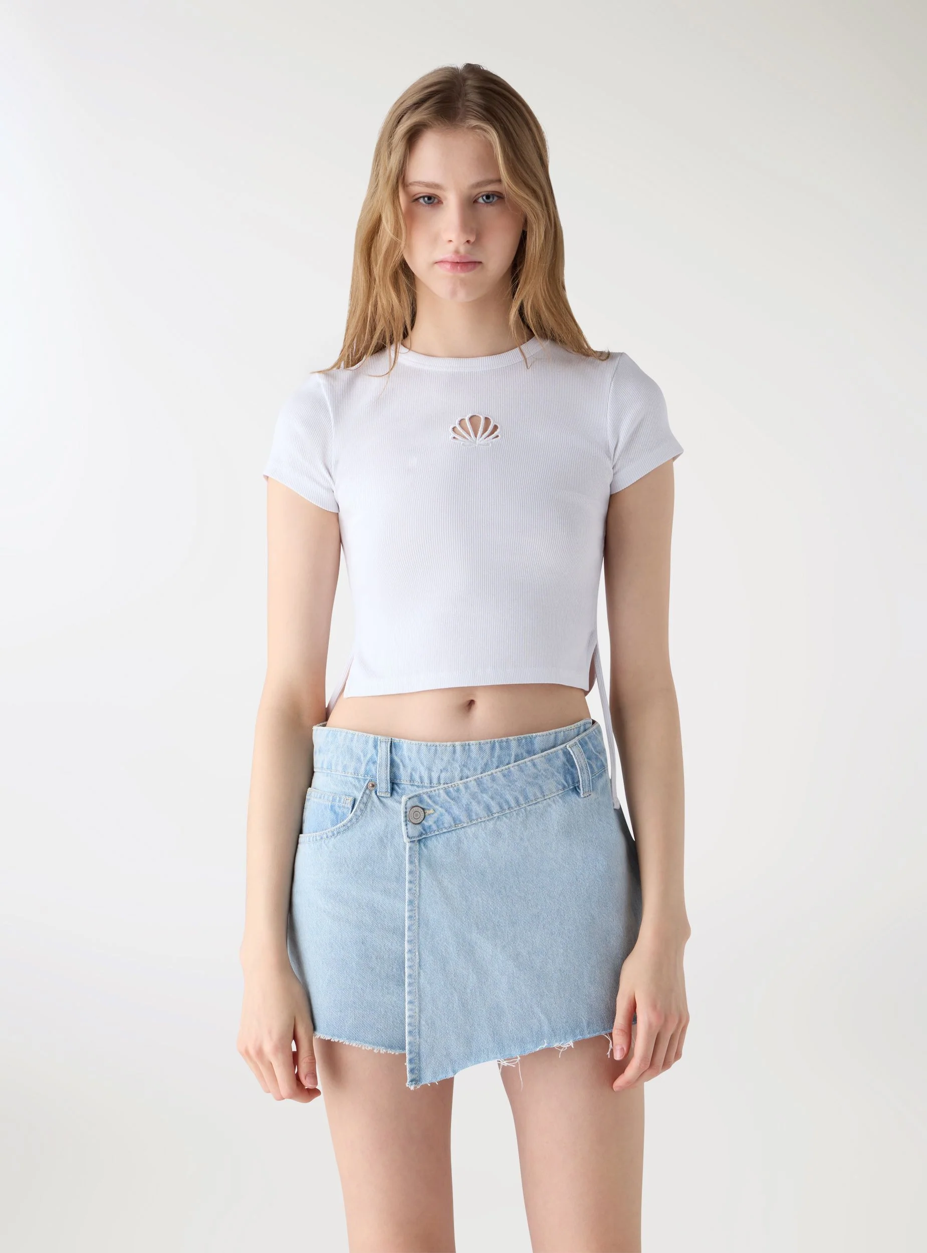 T-shirt crop con coulisse laterali e ricamo conchiglia - Image 2