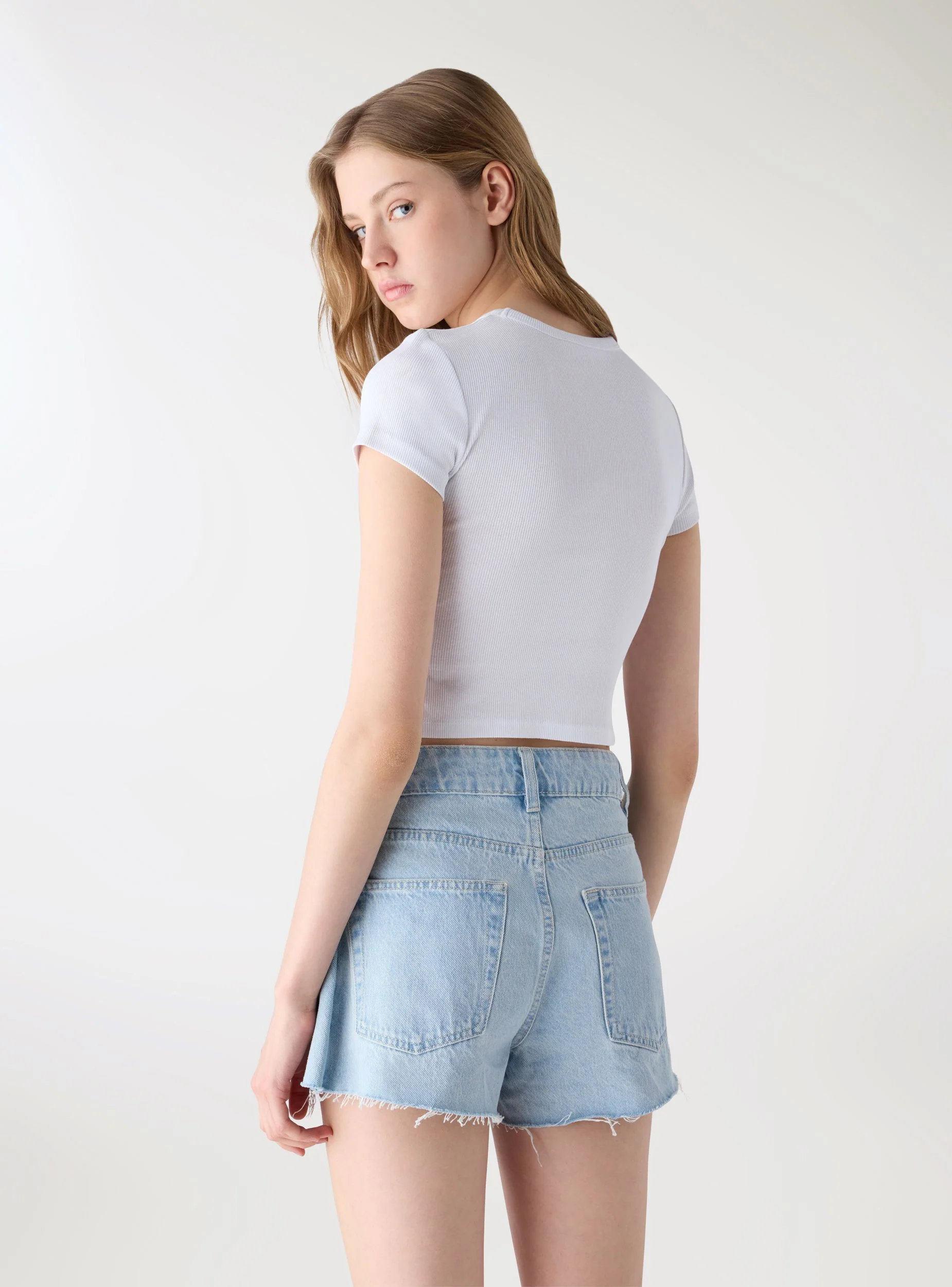 T-shirt crop con coulisse laterali e ricamo conchiglia - Image 3