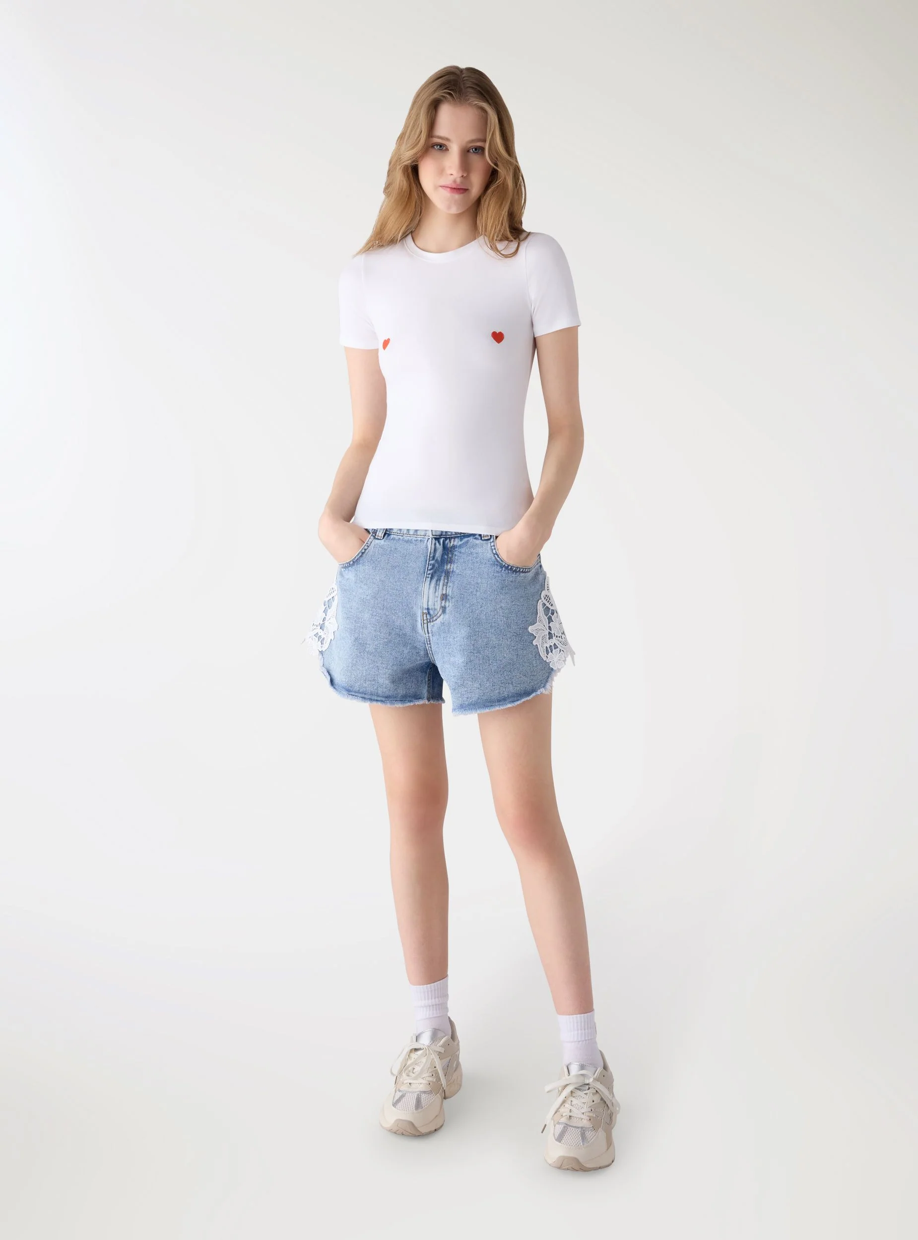 T-shirt crop con cuori ricamati