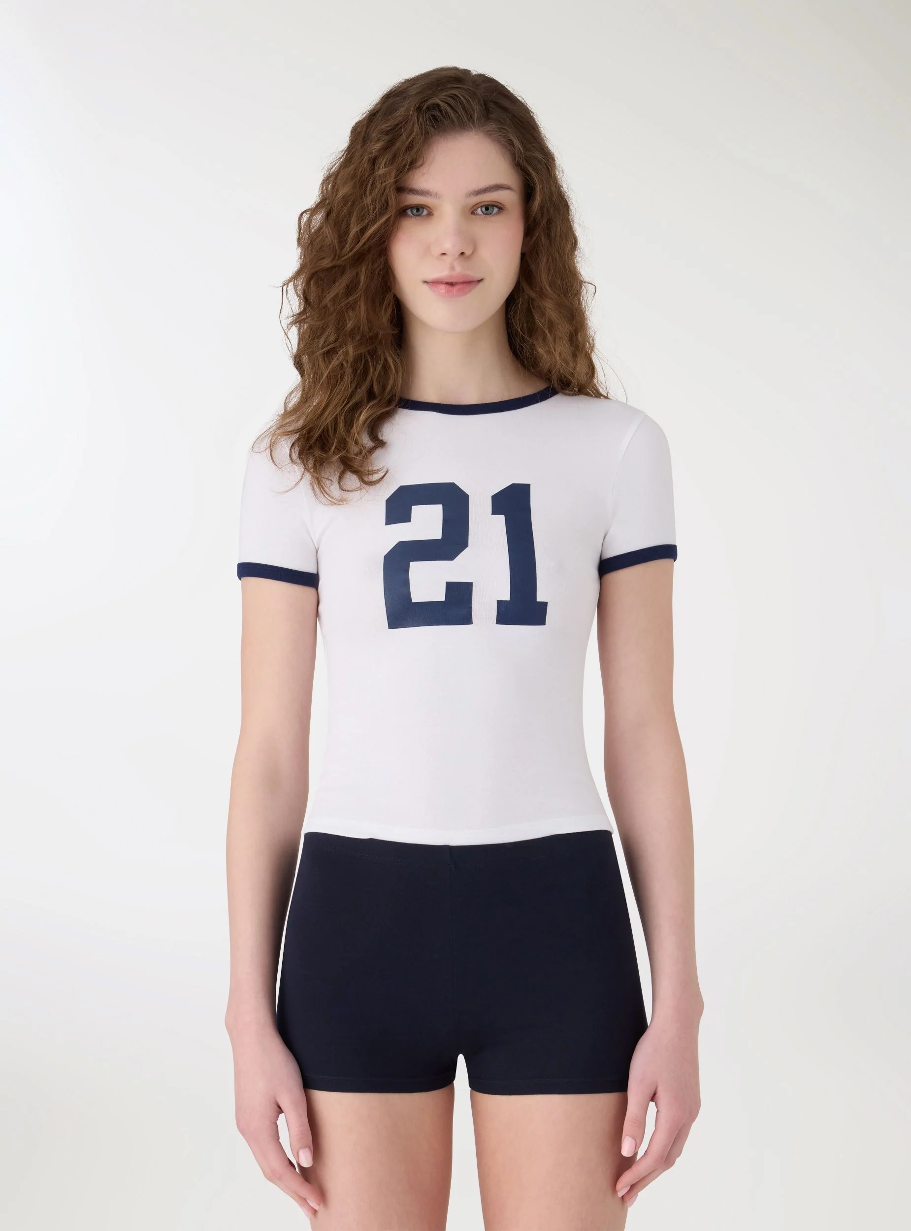 T-shirt crop con numero e profili a contrasto - Image 2