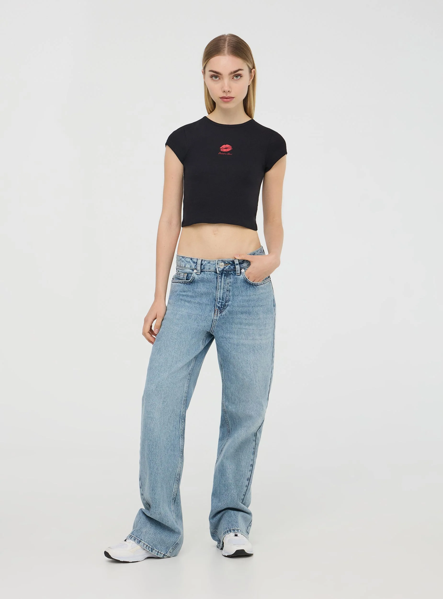 T-shirt crop con piccola stampa e scritta frontale