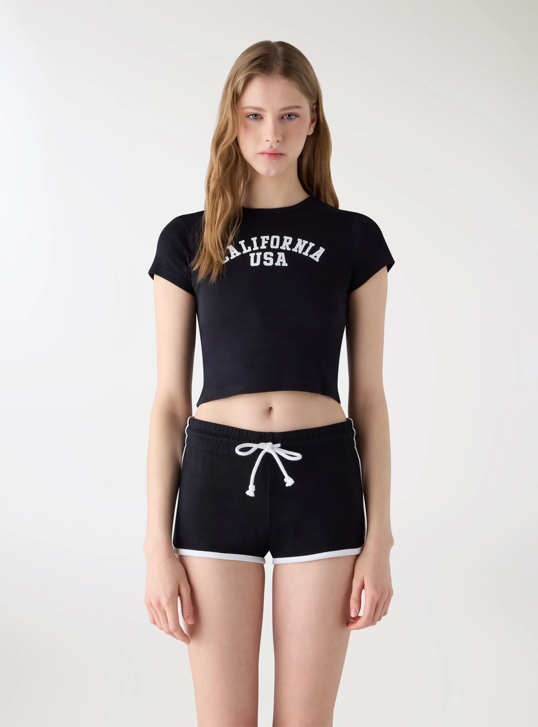 T-shirt crop con scritta college - Image 2