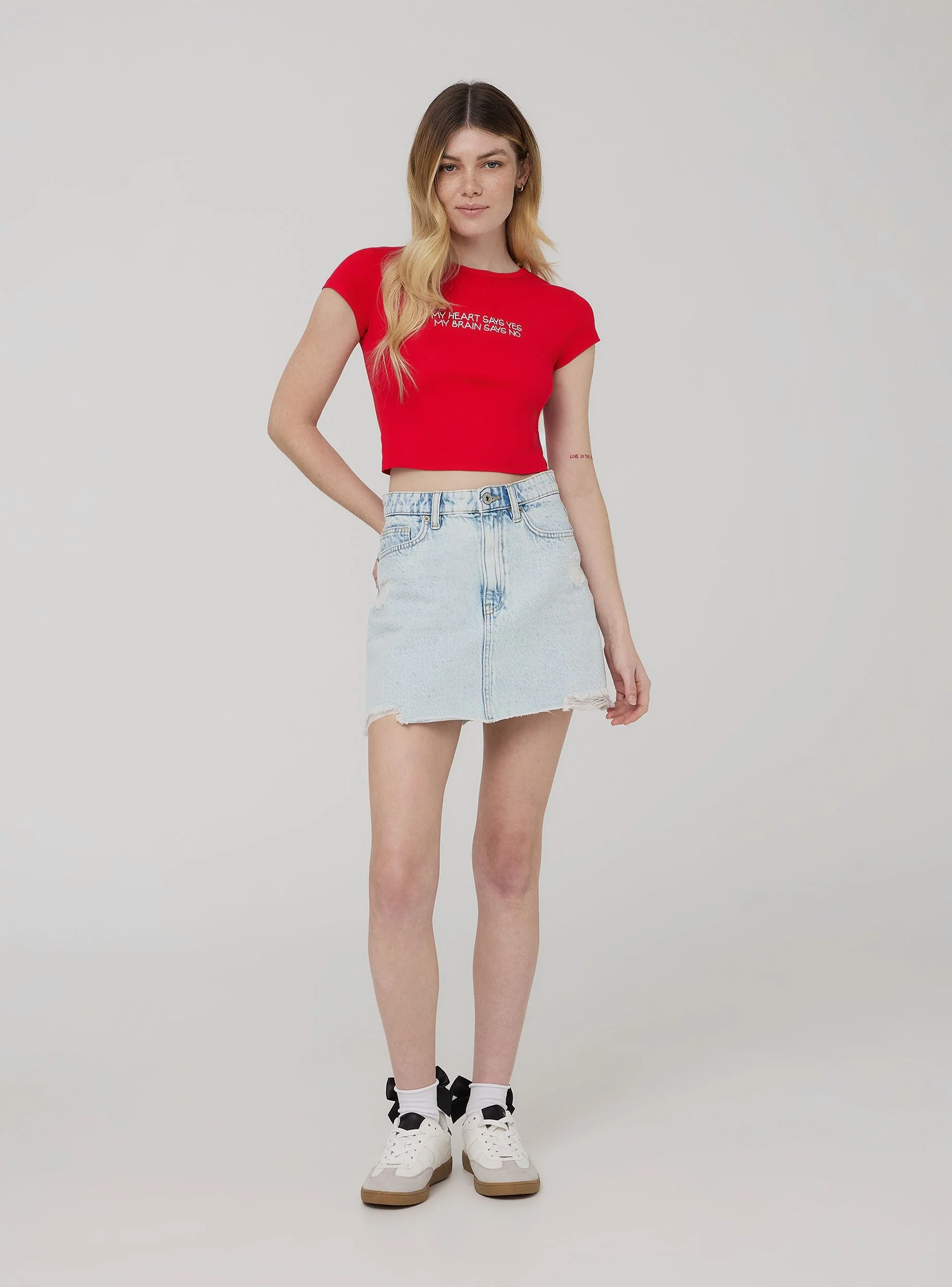 T-shirt crop con scritta divertente
