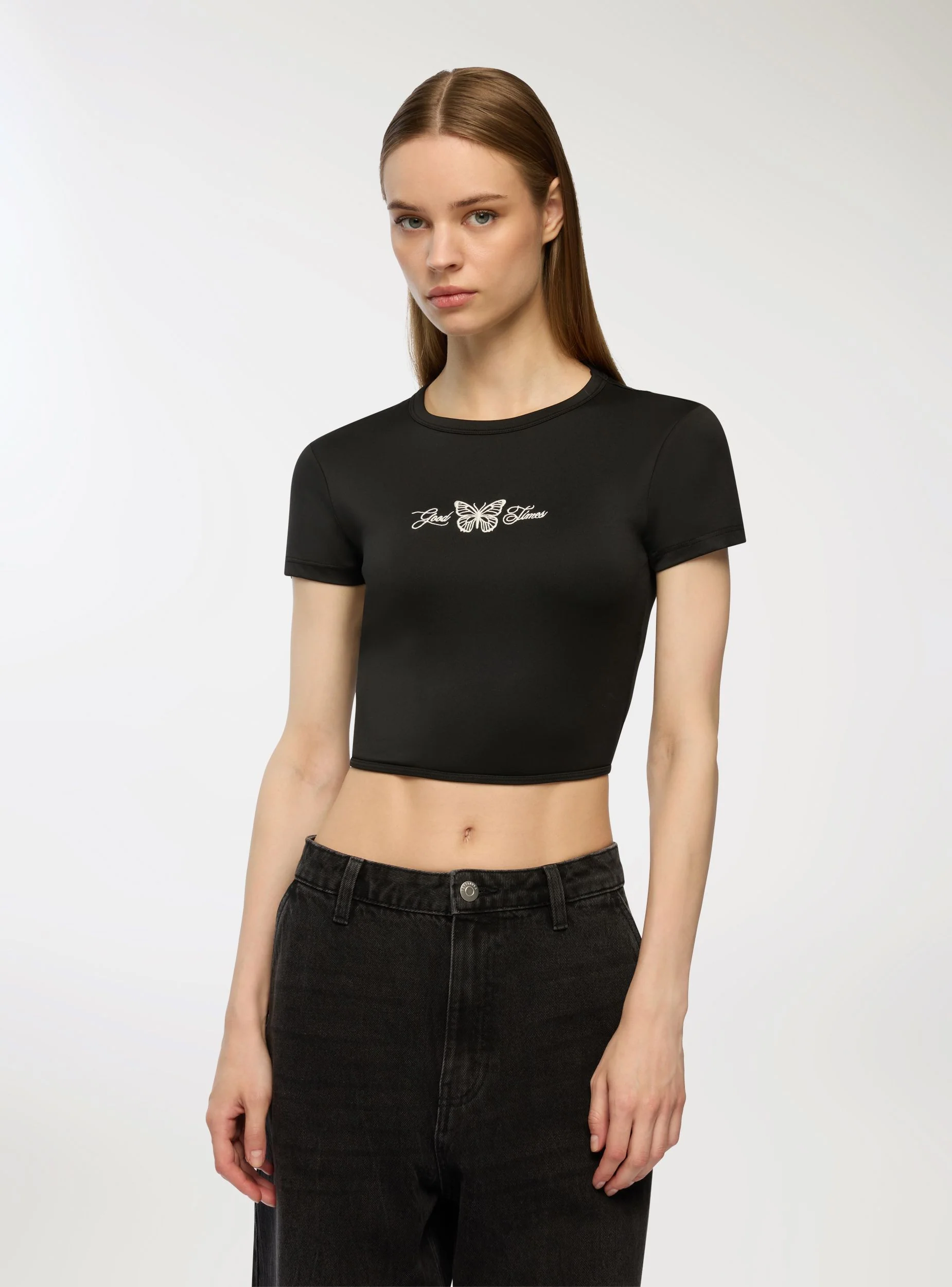 T-shirt crop con scritta e farfalla
