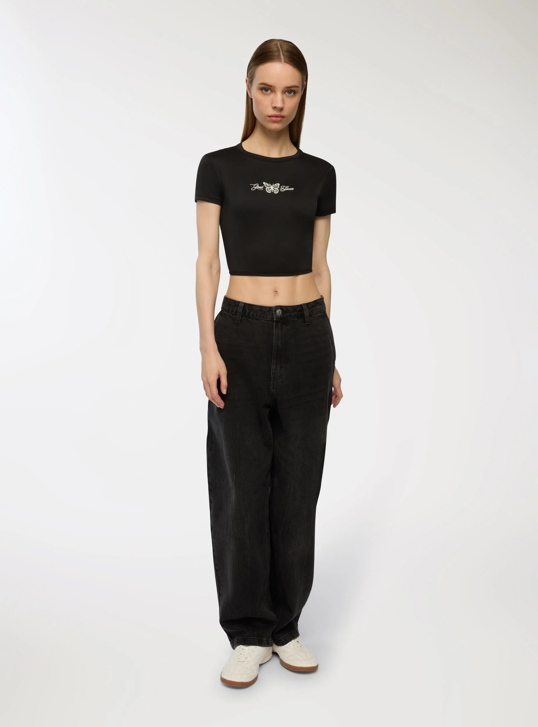 T-shirt crop con scritta e farfalla - Image 2