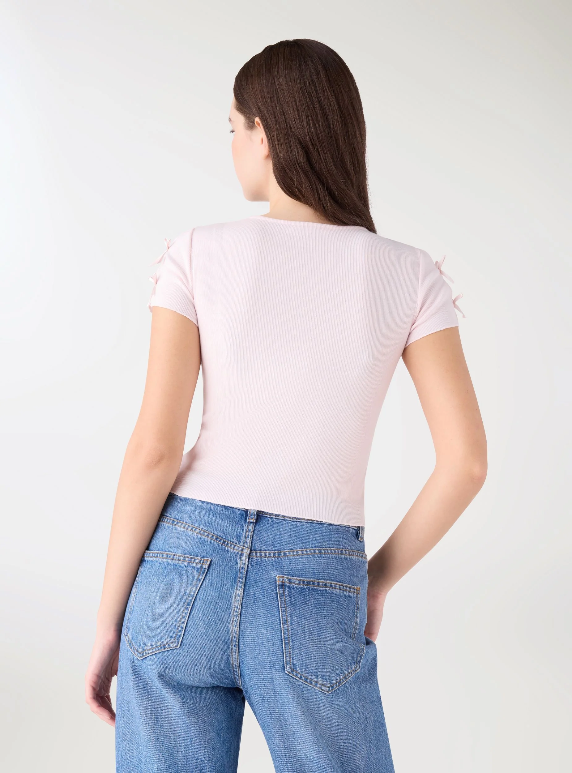 T-shirt crop con scritta e fiocchi - Image 3