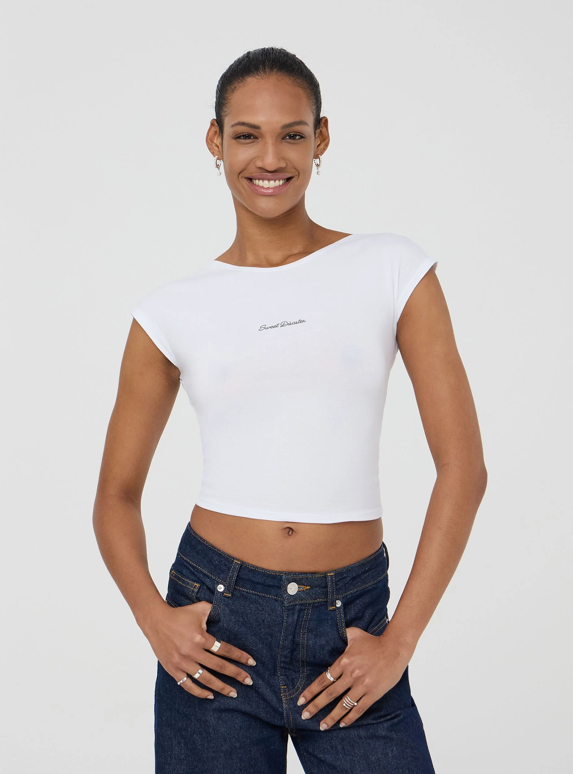 T-shirt crop con scritta e scollo sul retro - Image 3