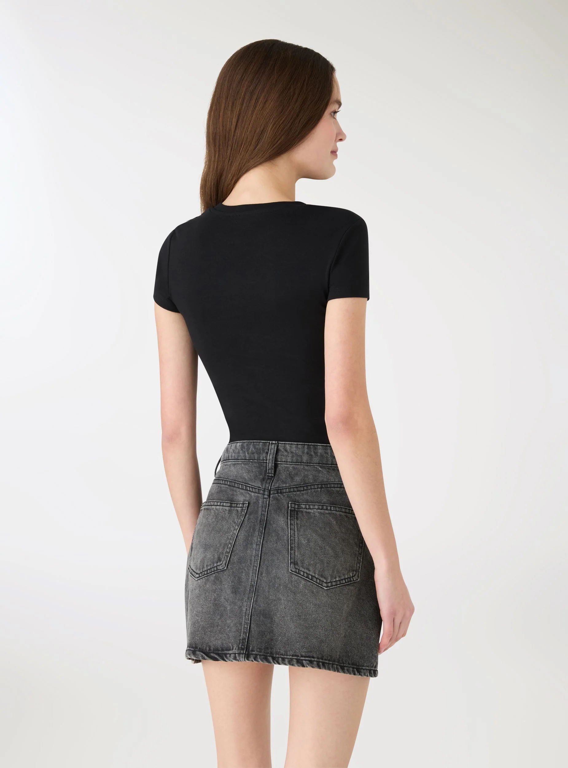 T-shirt crop con scritta ricamo