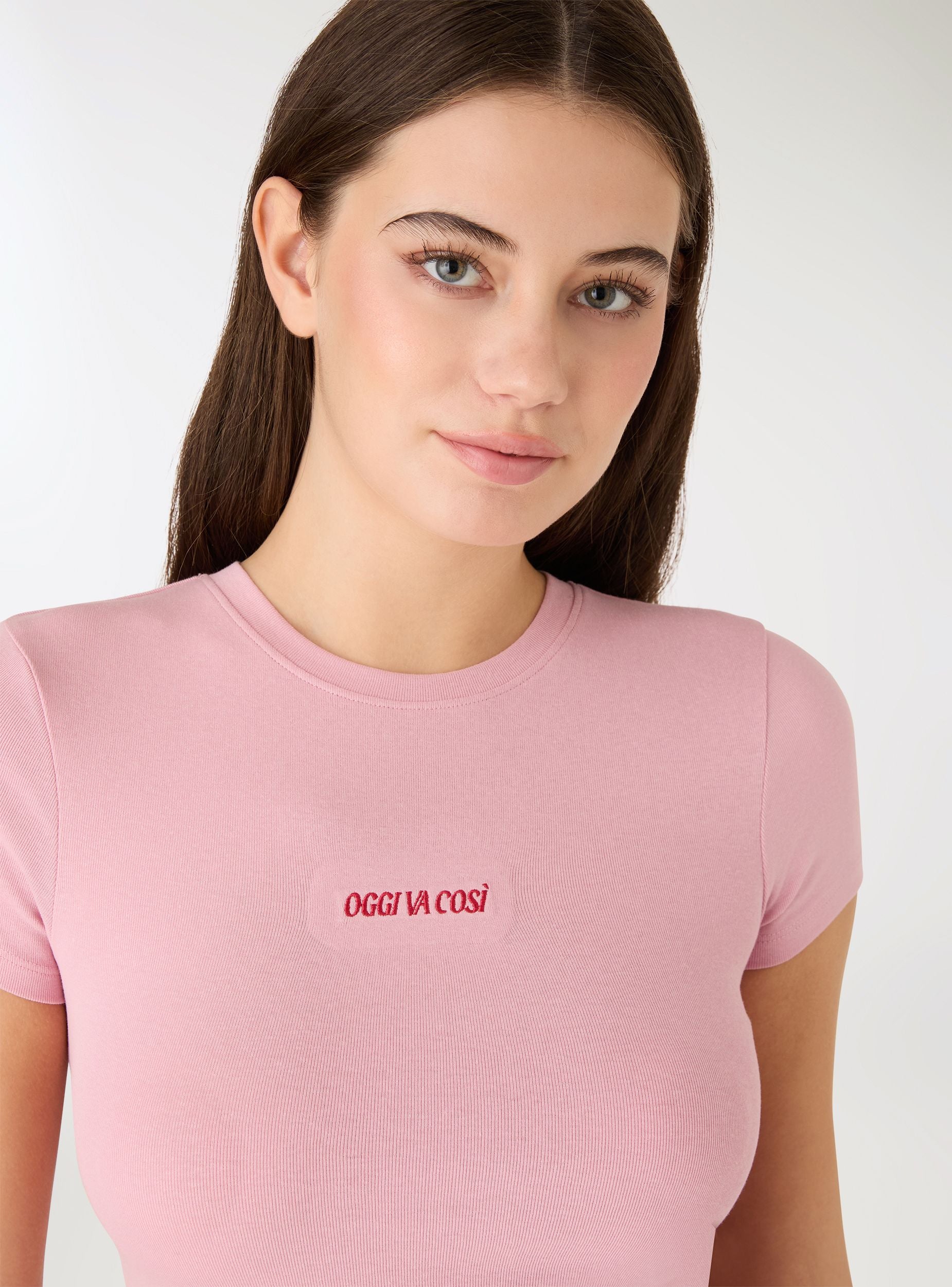 T-shirt crop con scritta ricamo - Image 2