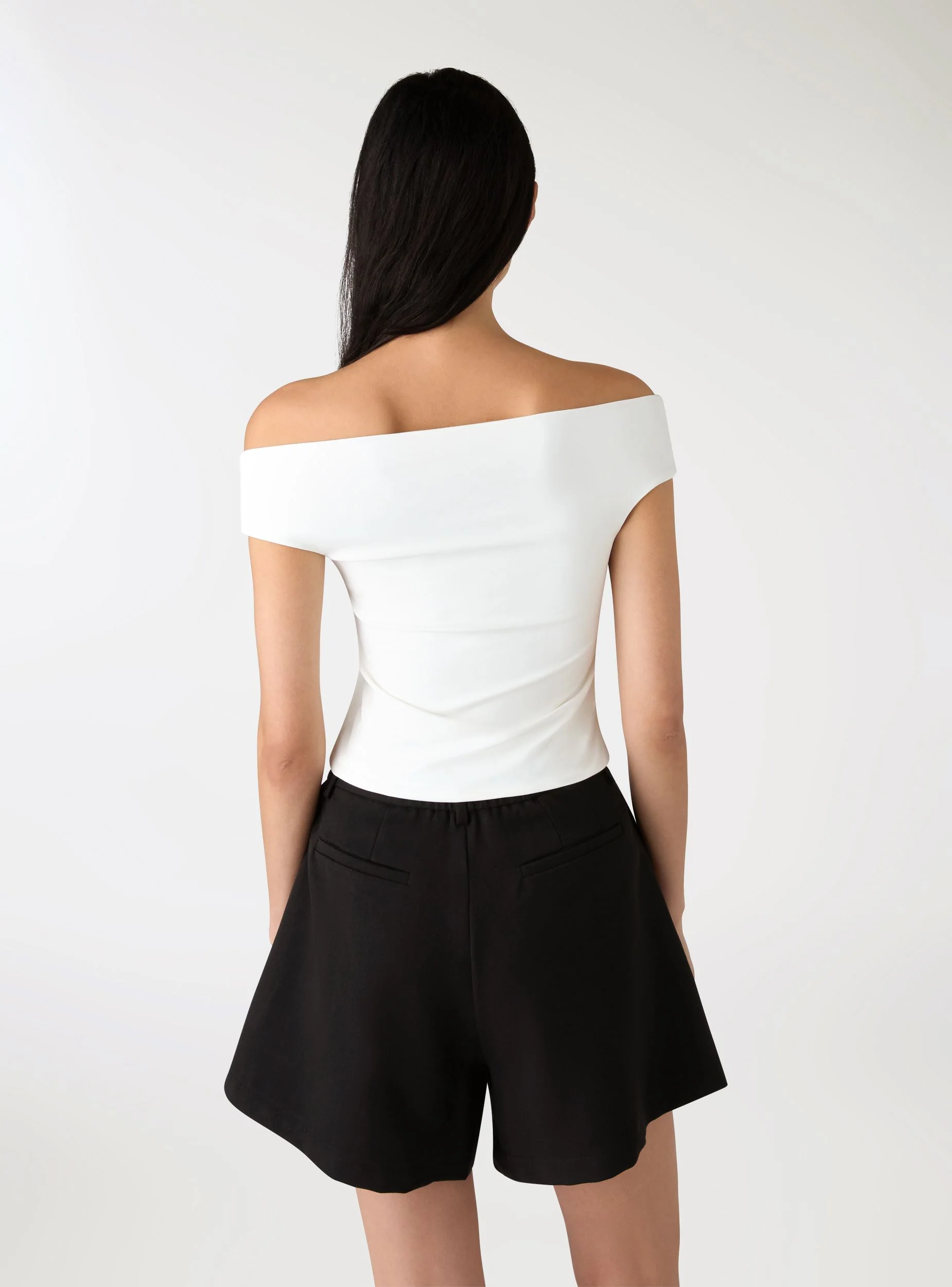 T-shirt crop con spalle scoperte a tinta unita - Image 2