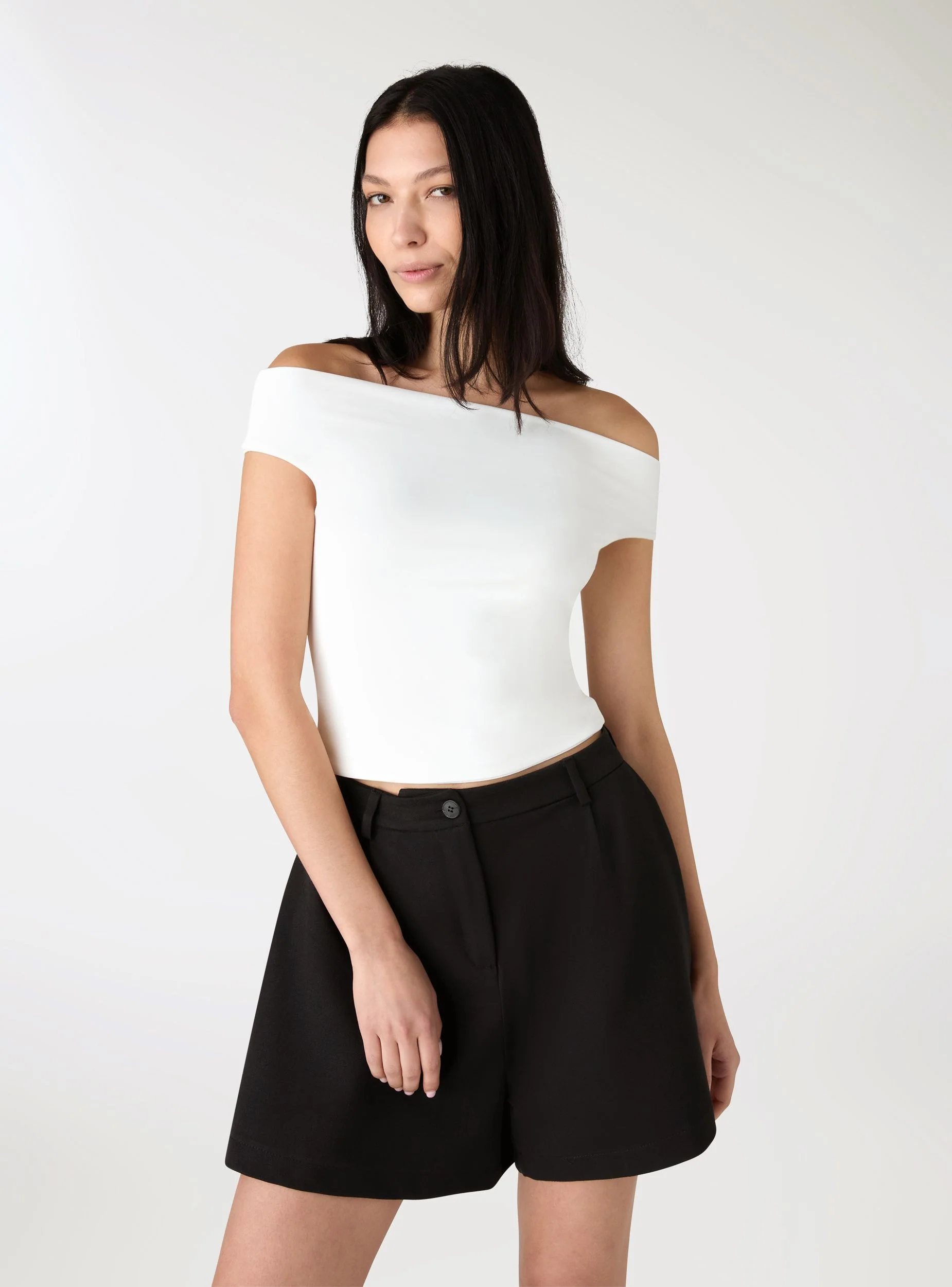 T-shirt crop con spalle scoperte a tinta unita - Image 3