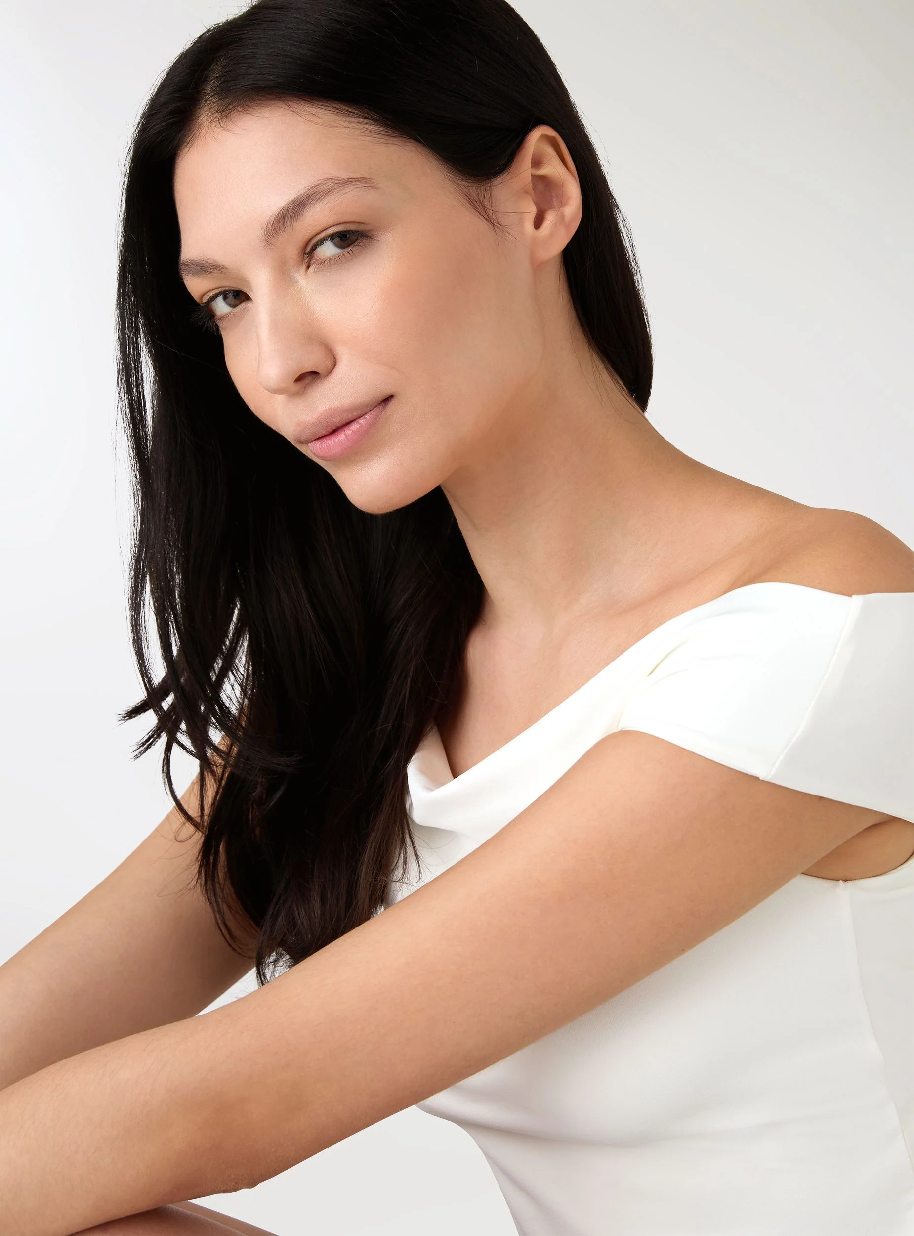 T-shirt crop con spalle scoperte a tinta unita - Image 4