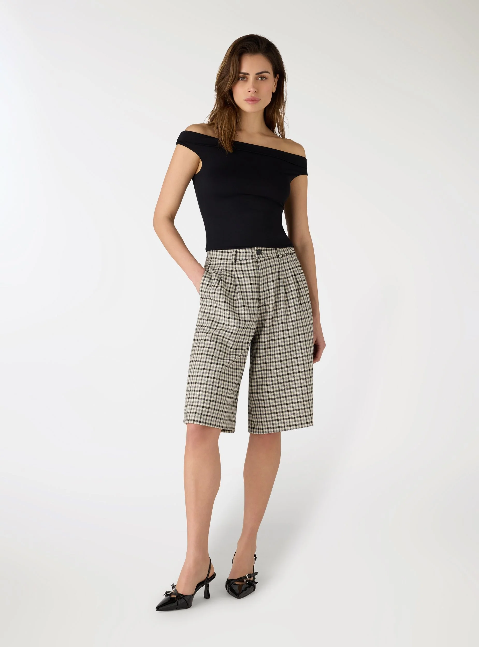 T-shirt crop con spalle scoperte a tinta unita - Image 2