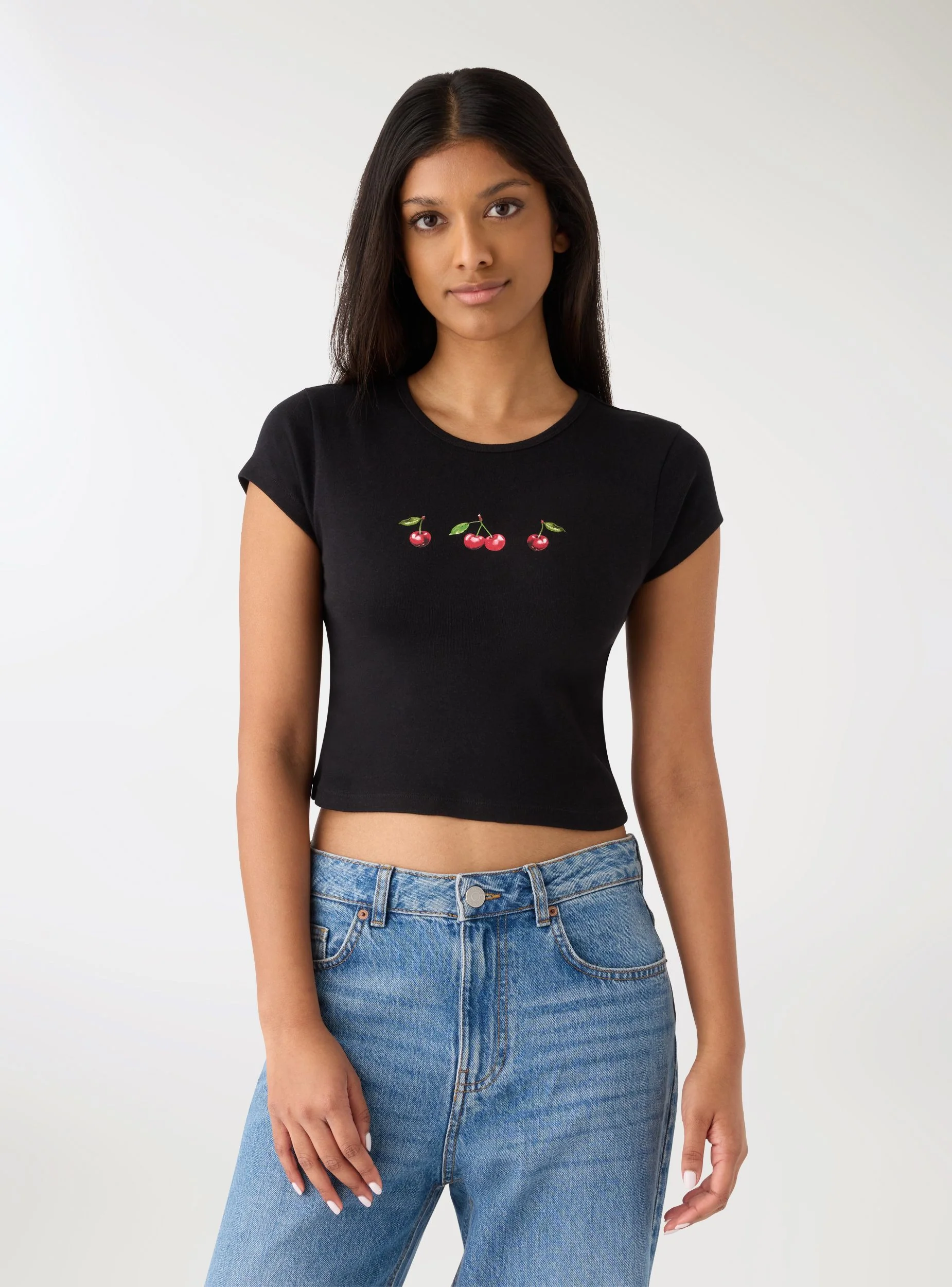 T-shirt crop con stampa ciliegie