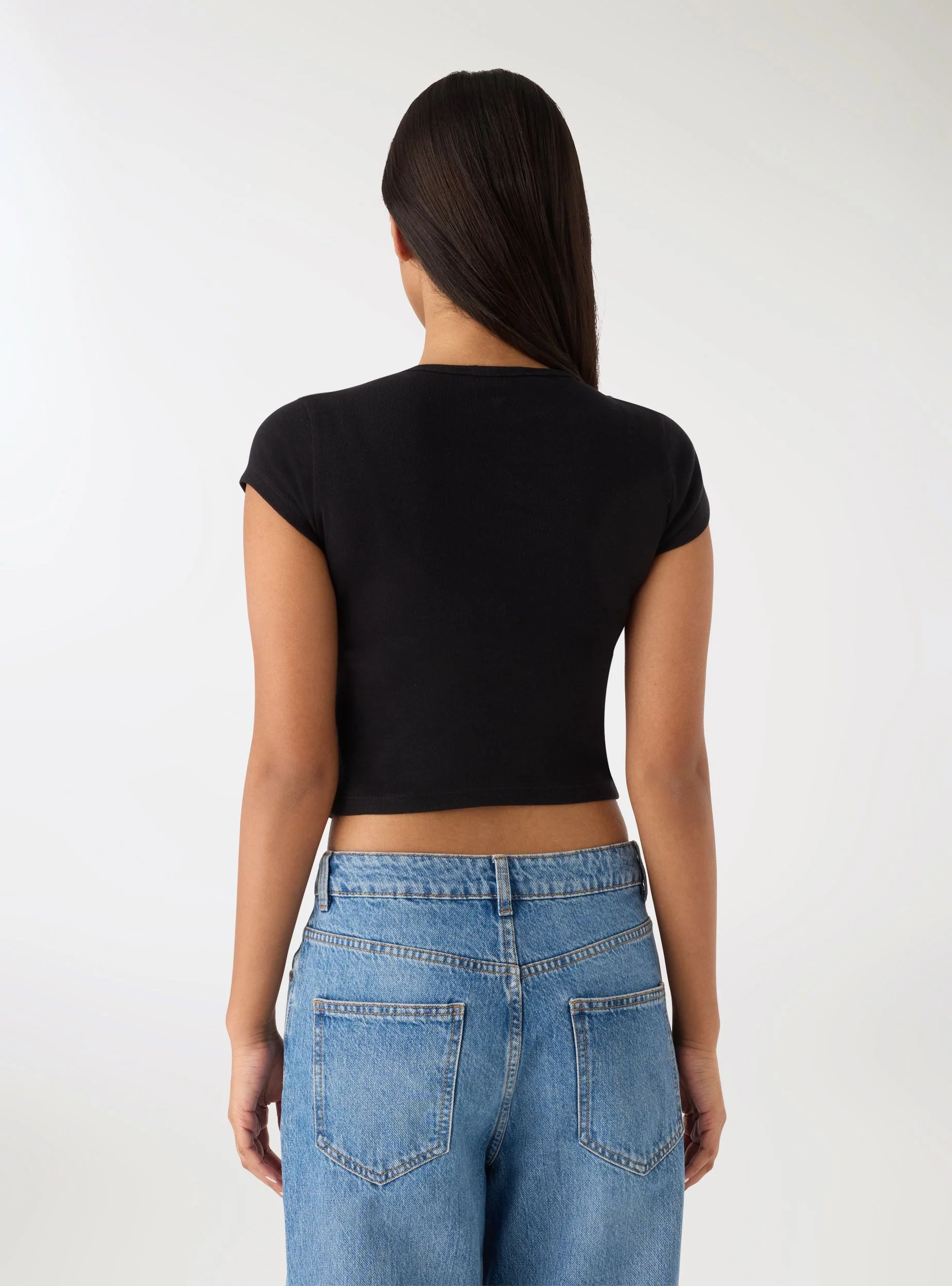 T-shirt crop con stampa ciliegie - Image 2