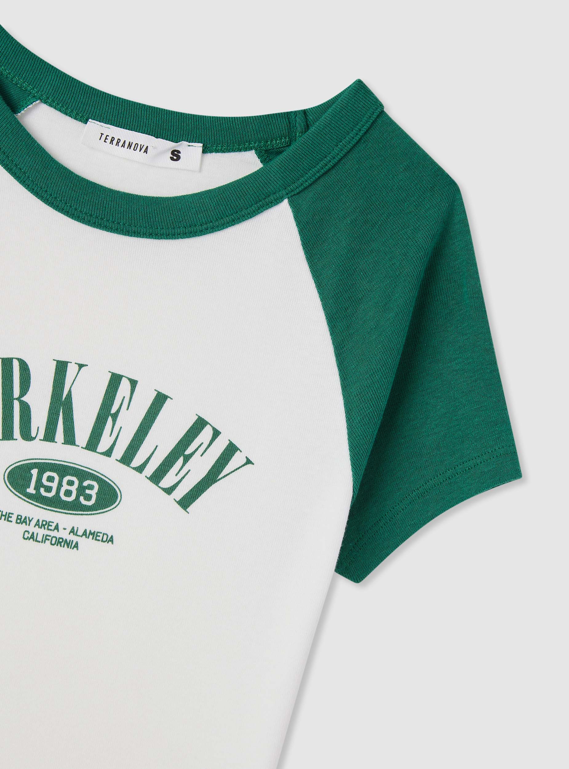 T-shirt crop con stampa college - Image 7