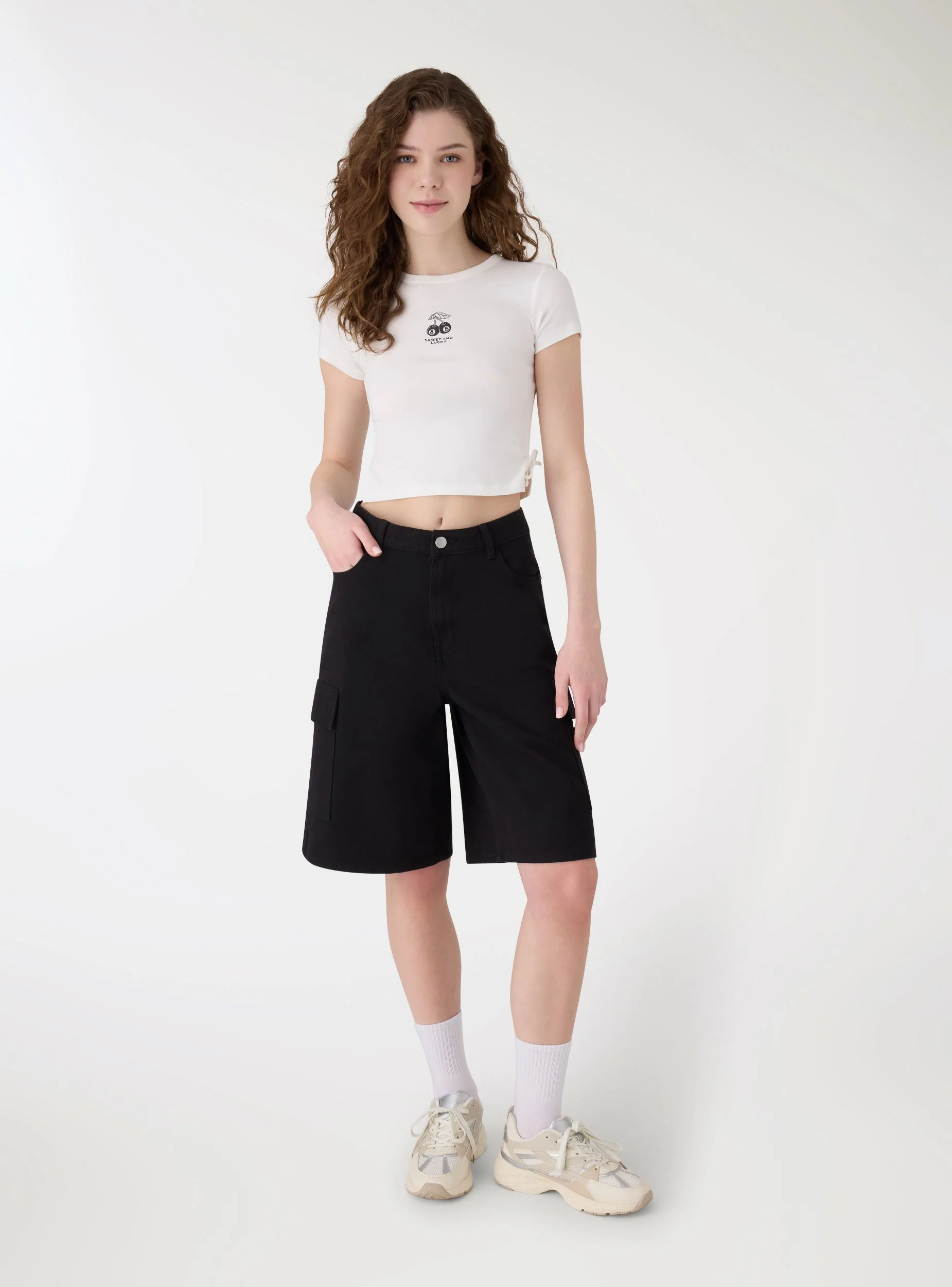 T-shirt crop con stampa e coulisse laterali - Image 2