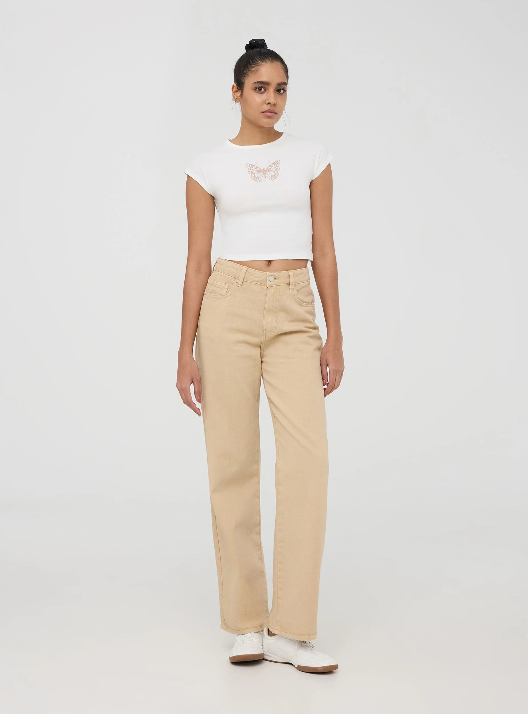 T-shirt crop con stampa farfalla e applicazioni