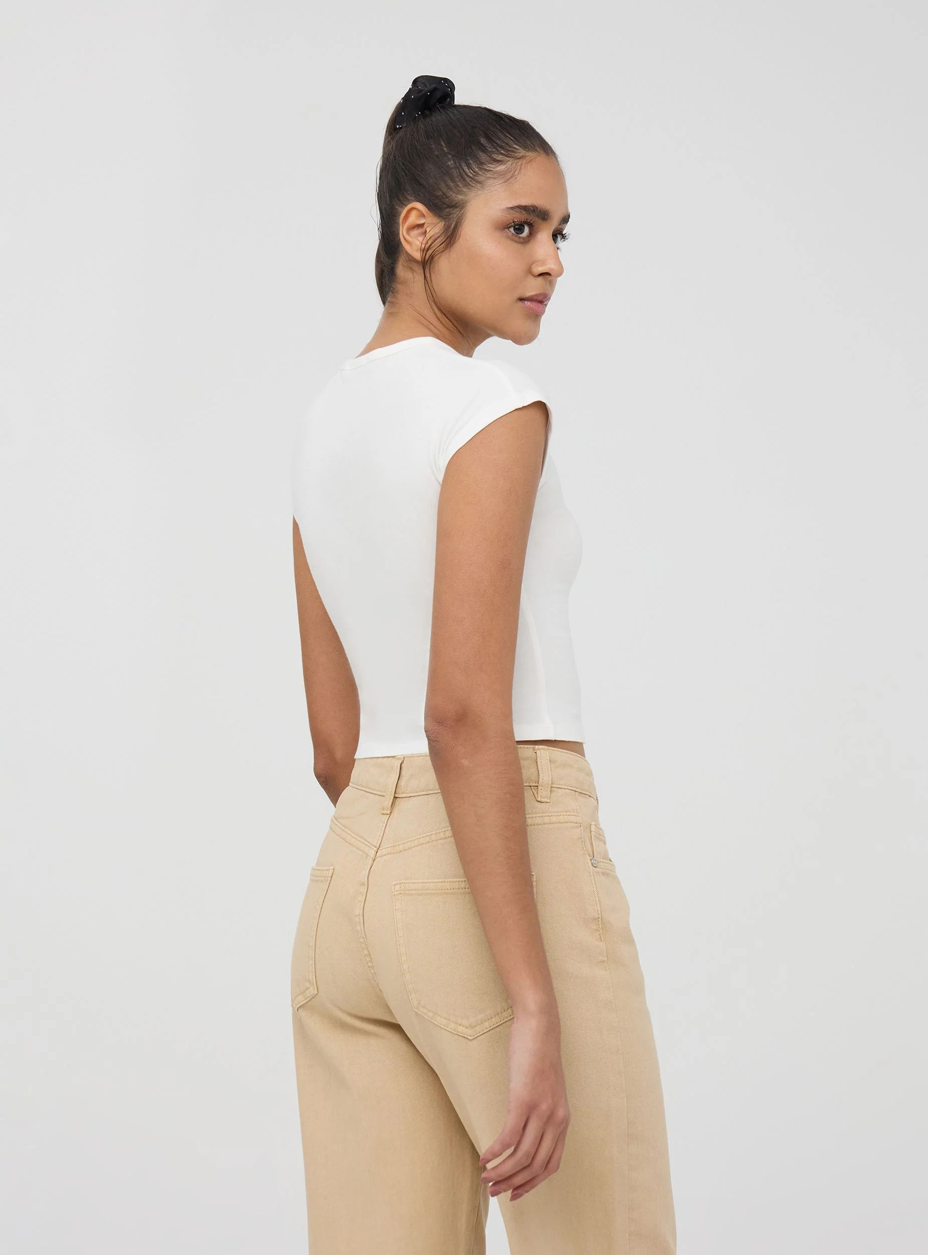 T-shirt crop con stampa farfalla e applicazioni - Image 2