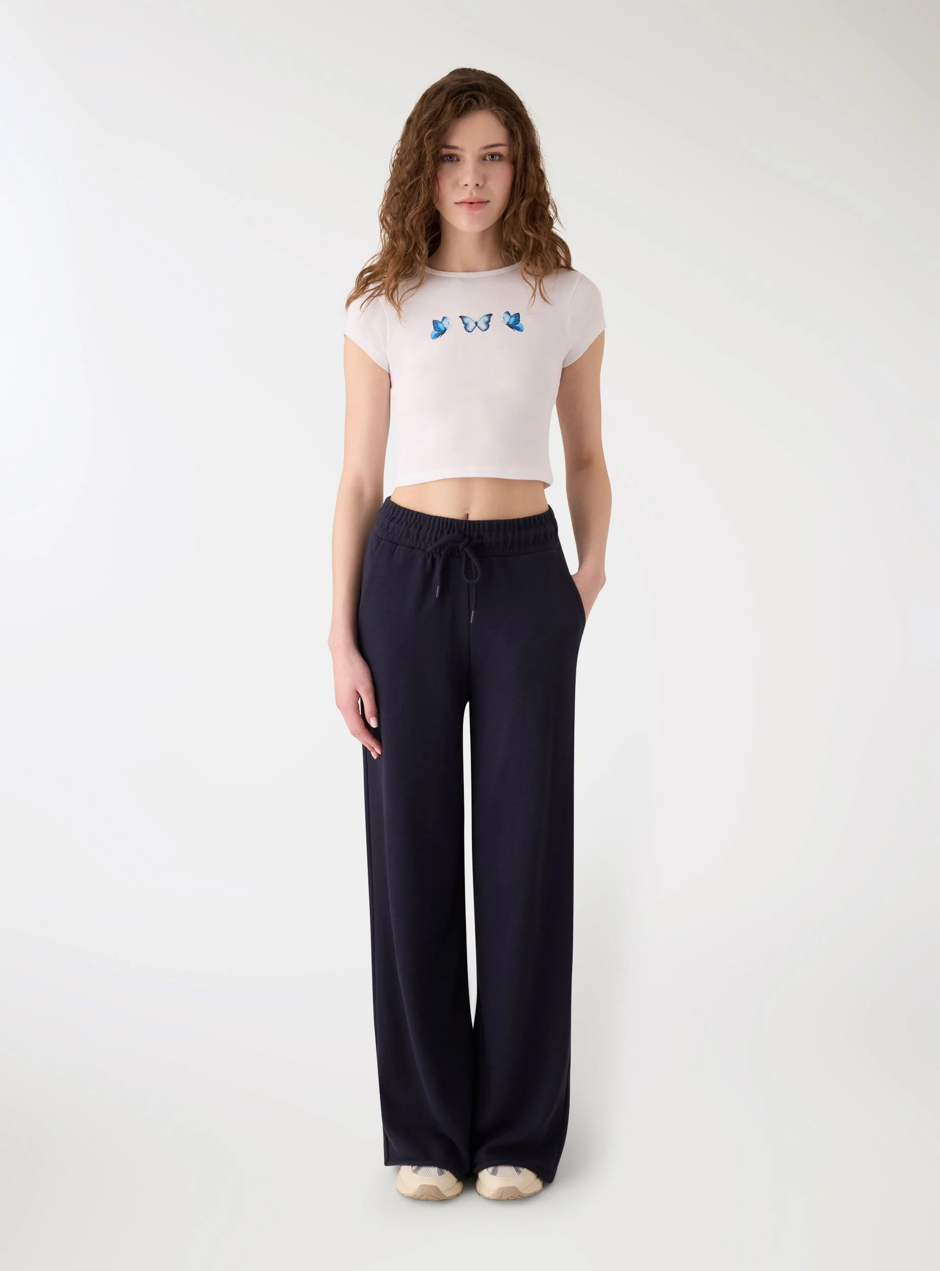 T-shirt crop con stampa farfalle - Image 3