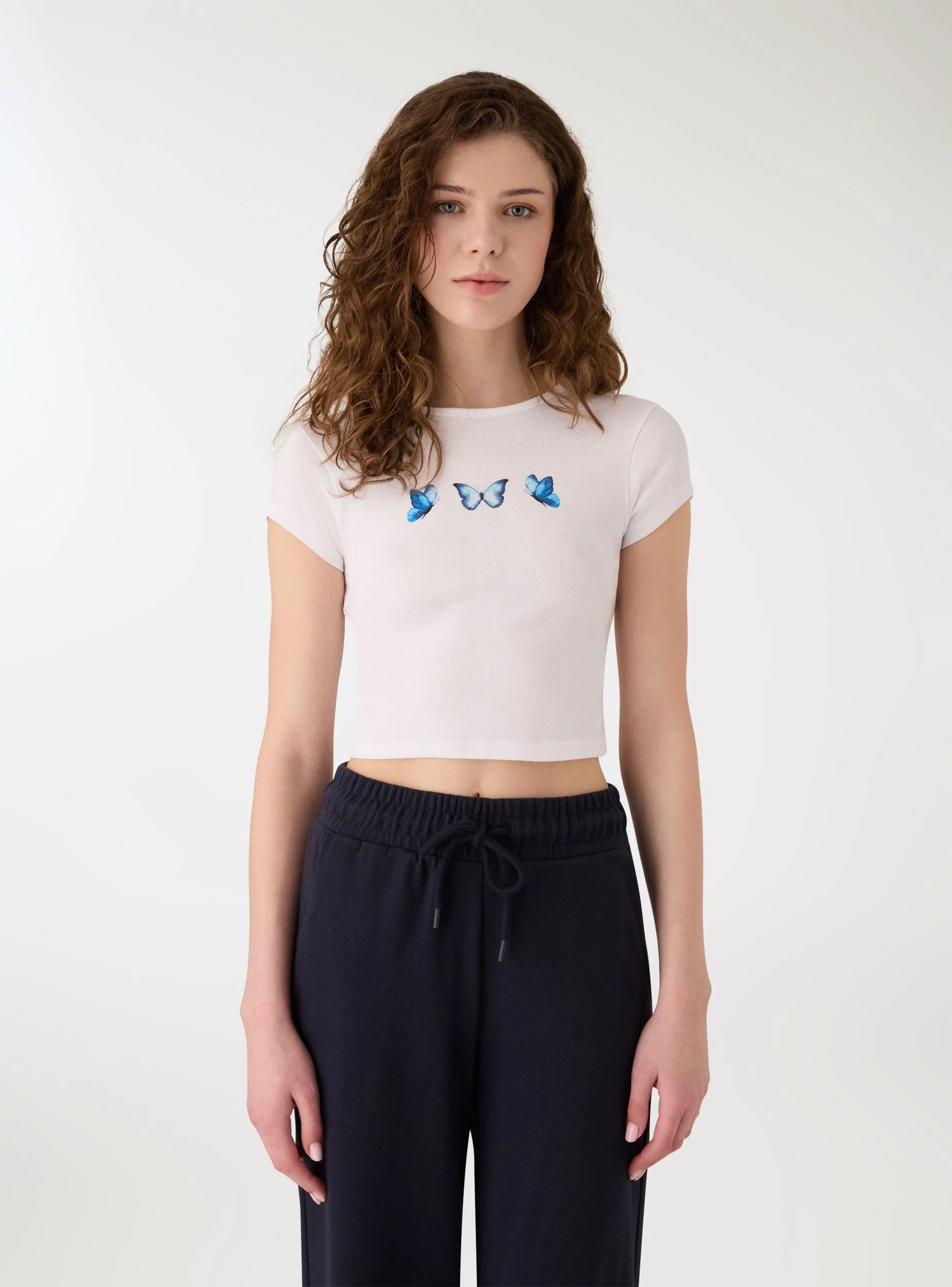 T-shirt crop con stampa farfalle - Image 4