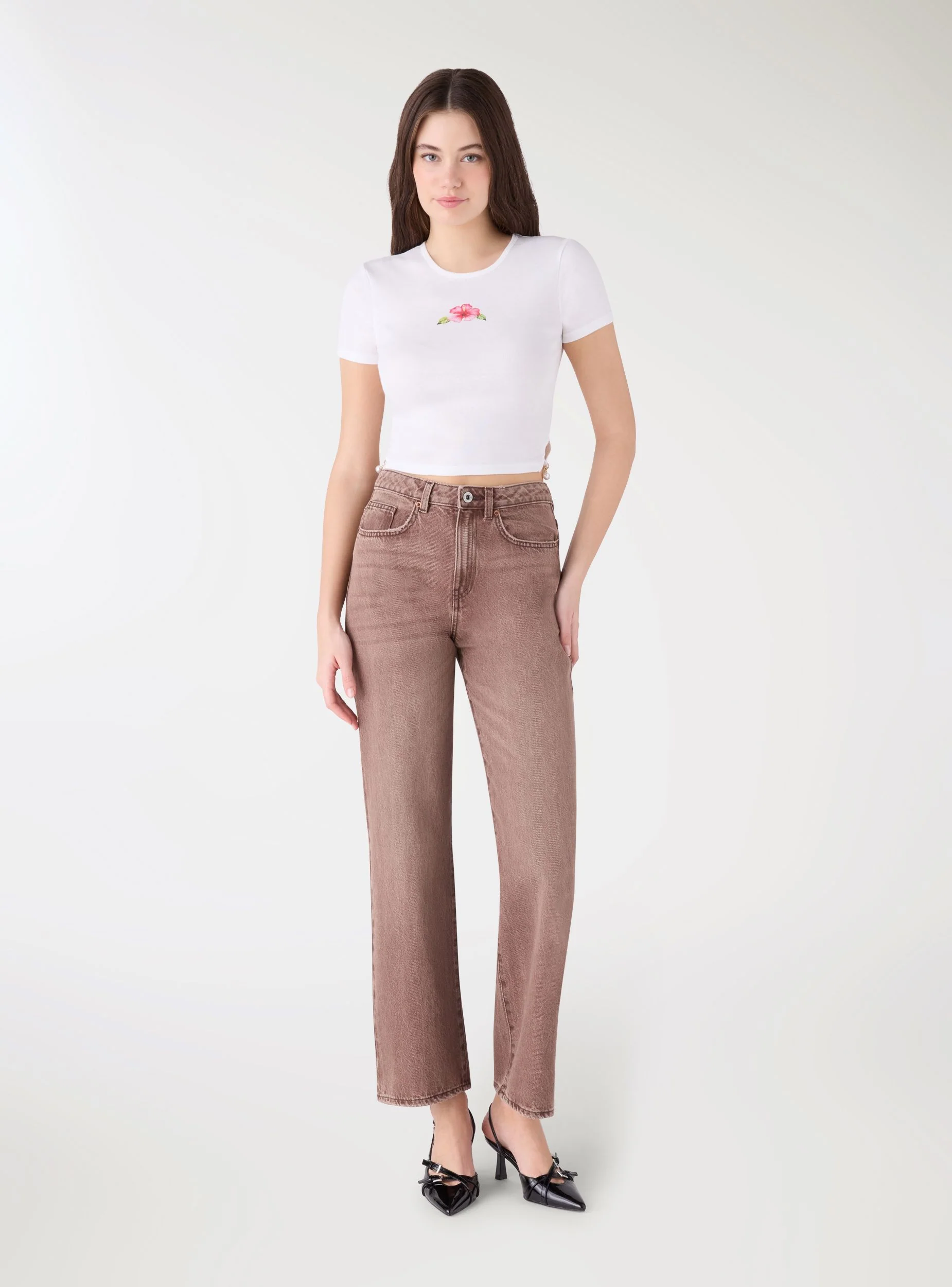 T-shirt crop con stampa fiore e charm