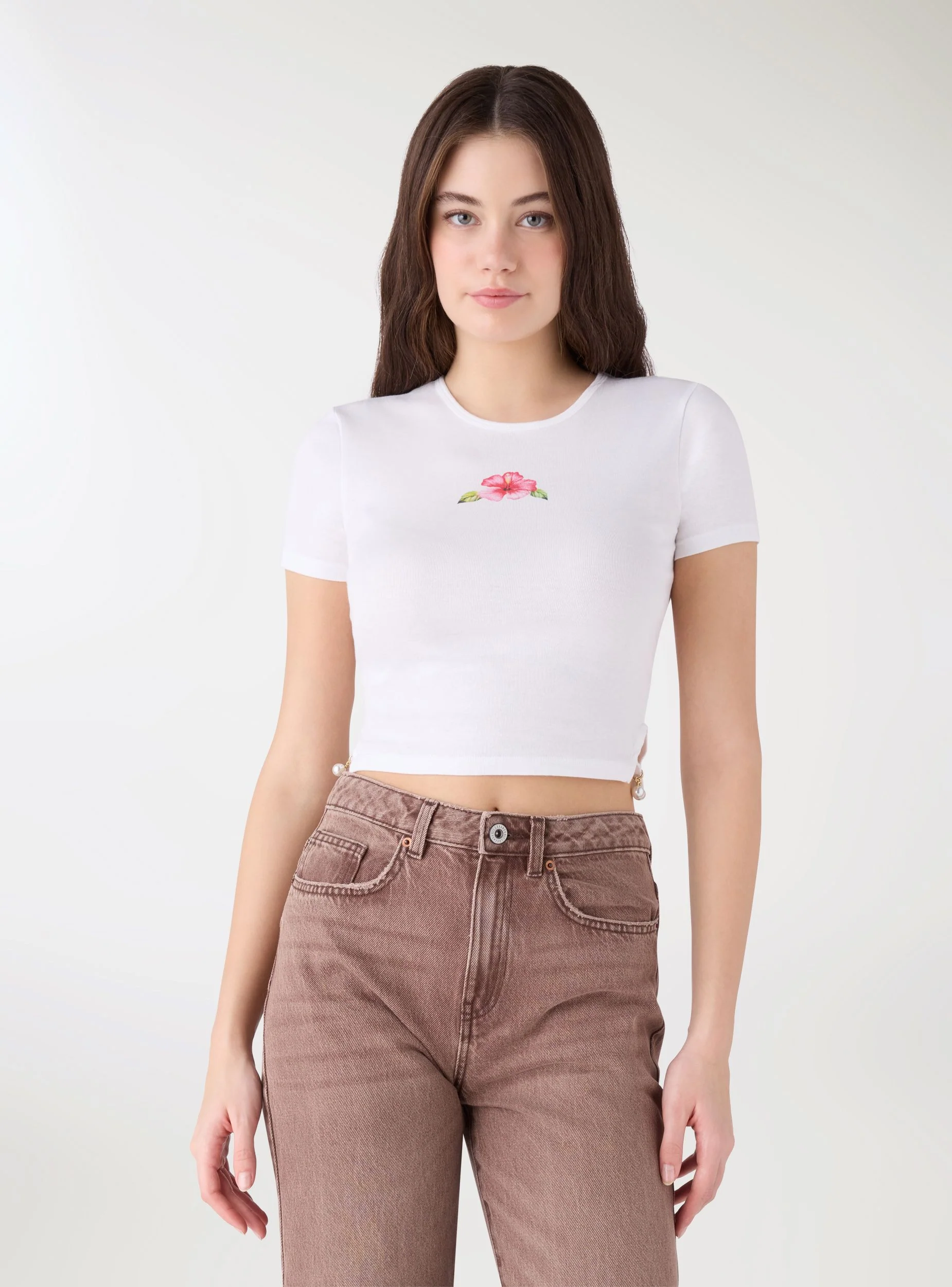 T-shirt crop con stampa fiore e charm - Image 2