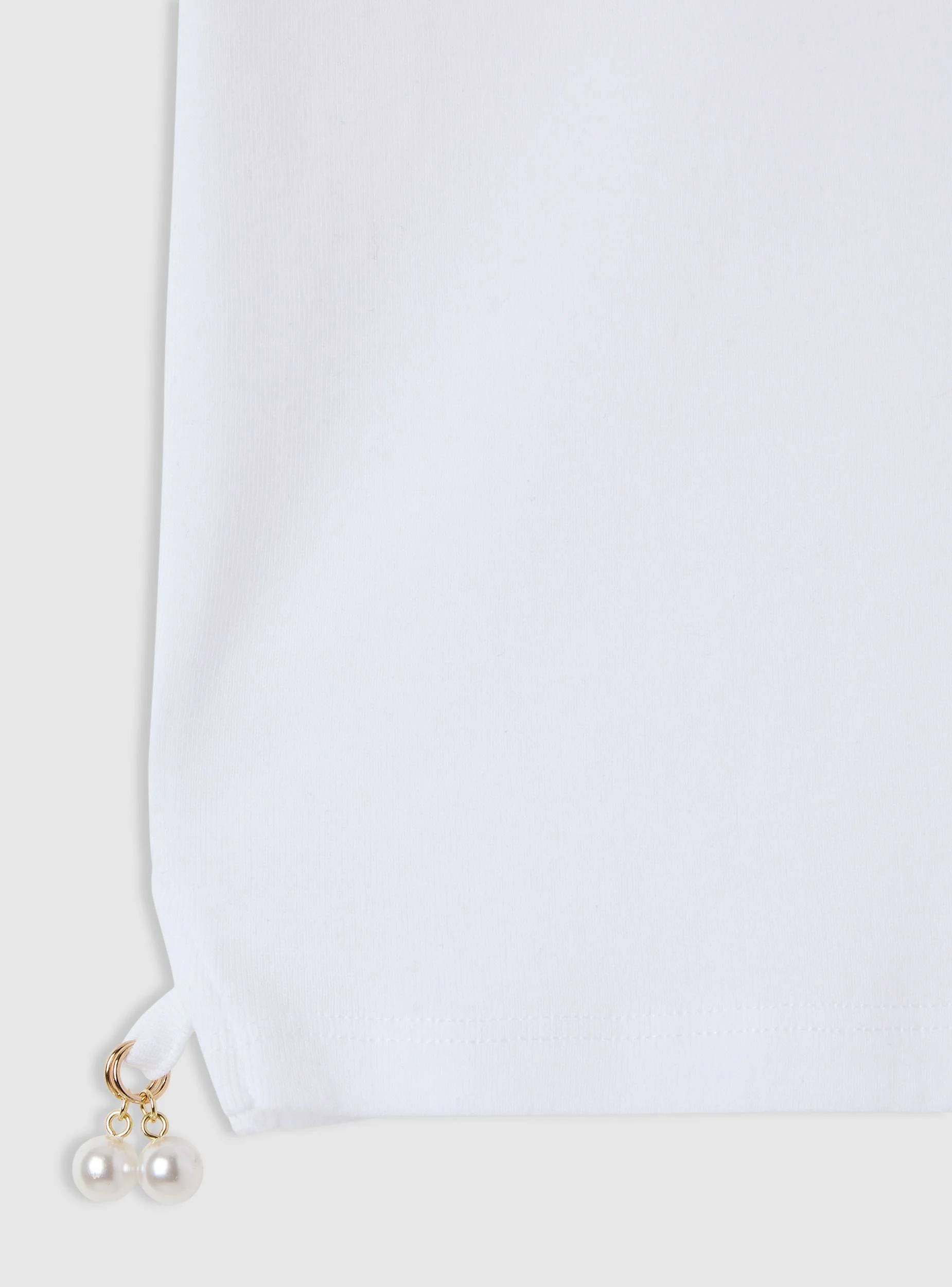 T-shirt crop con stampa fiore e charm - Image 5