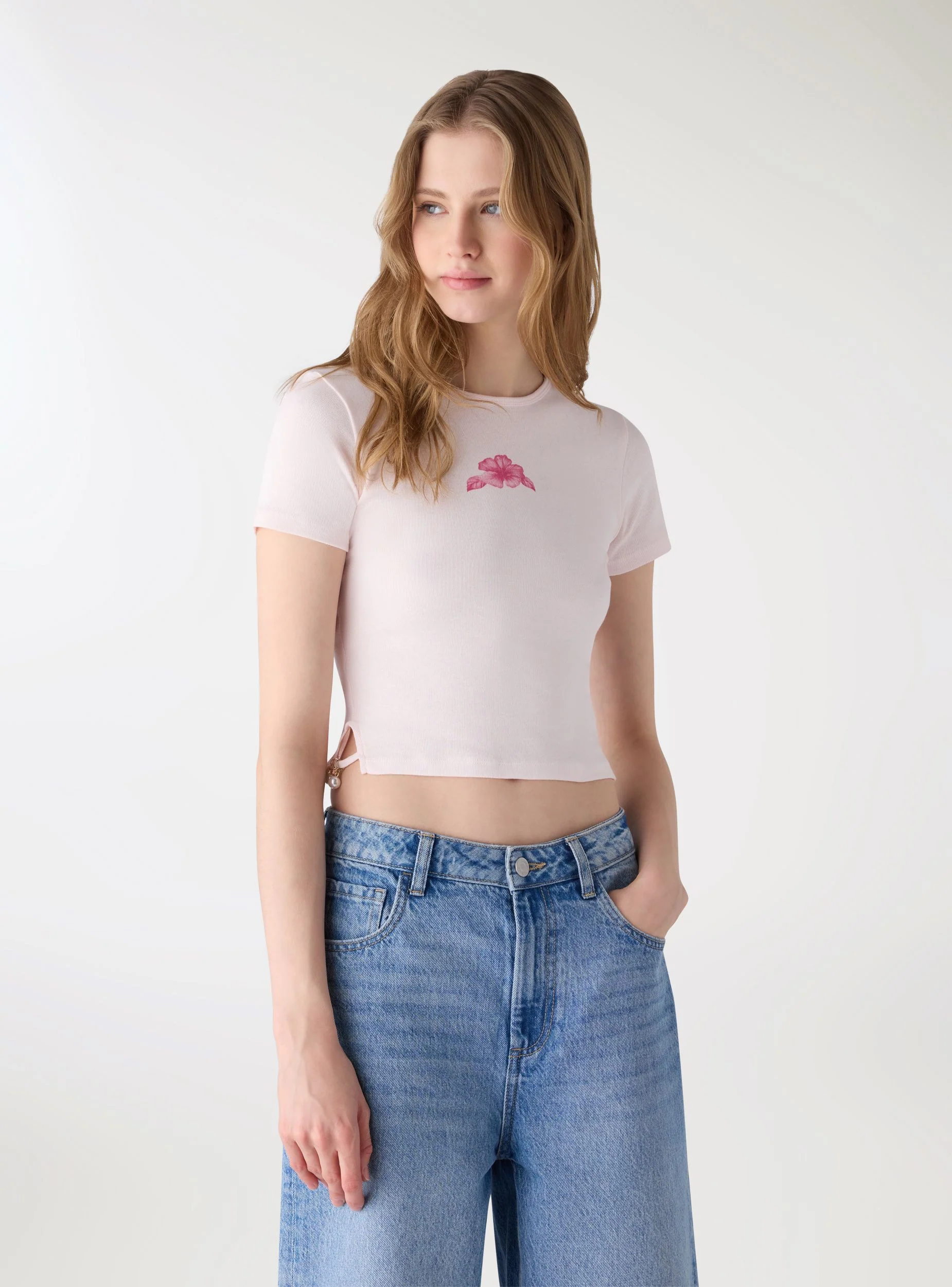 T-shirt crop con stampa hibiscus - Image 2