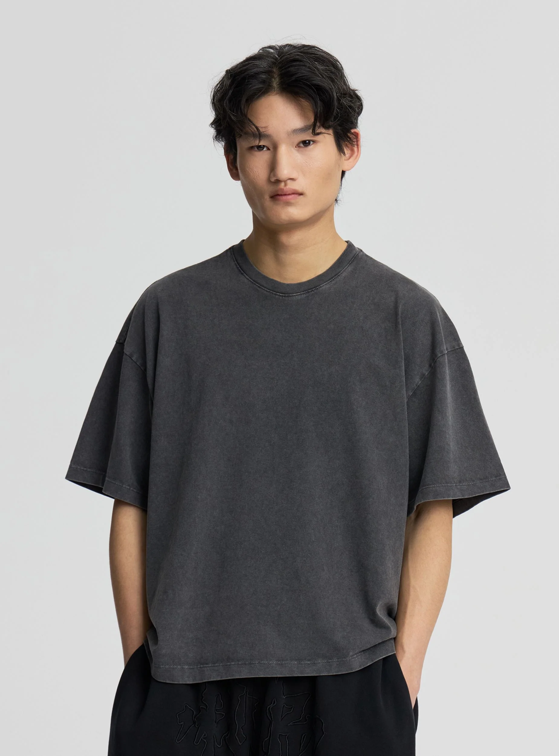 T-shirt crop con taglio vivo effetto acid wash - Image 4