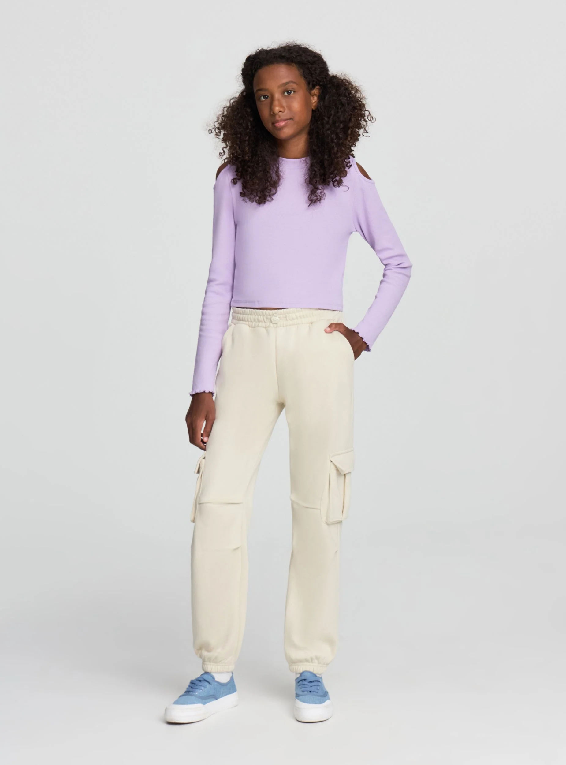 T-shirt crop cut-out sulle spalle