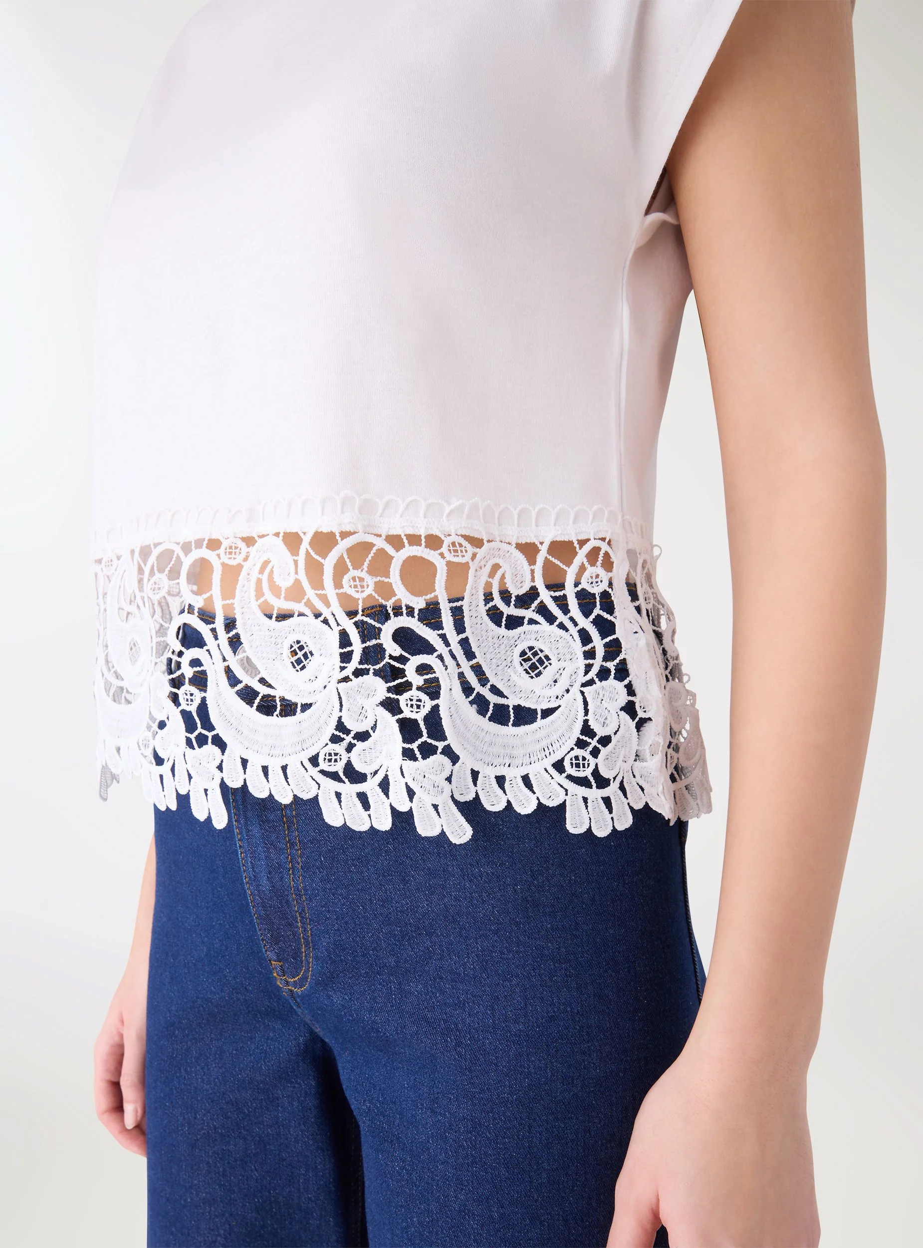 T-shirt crop fondo passamaneria macramè - Image 4
