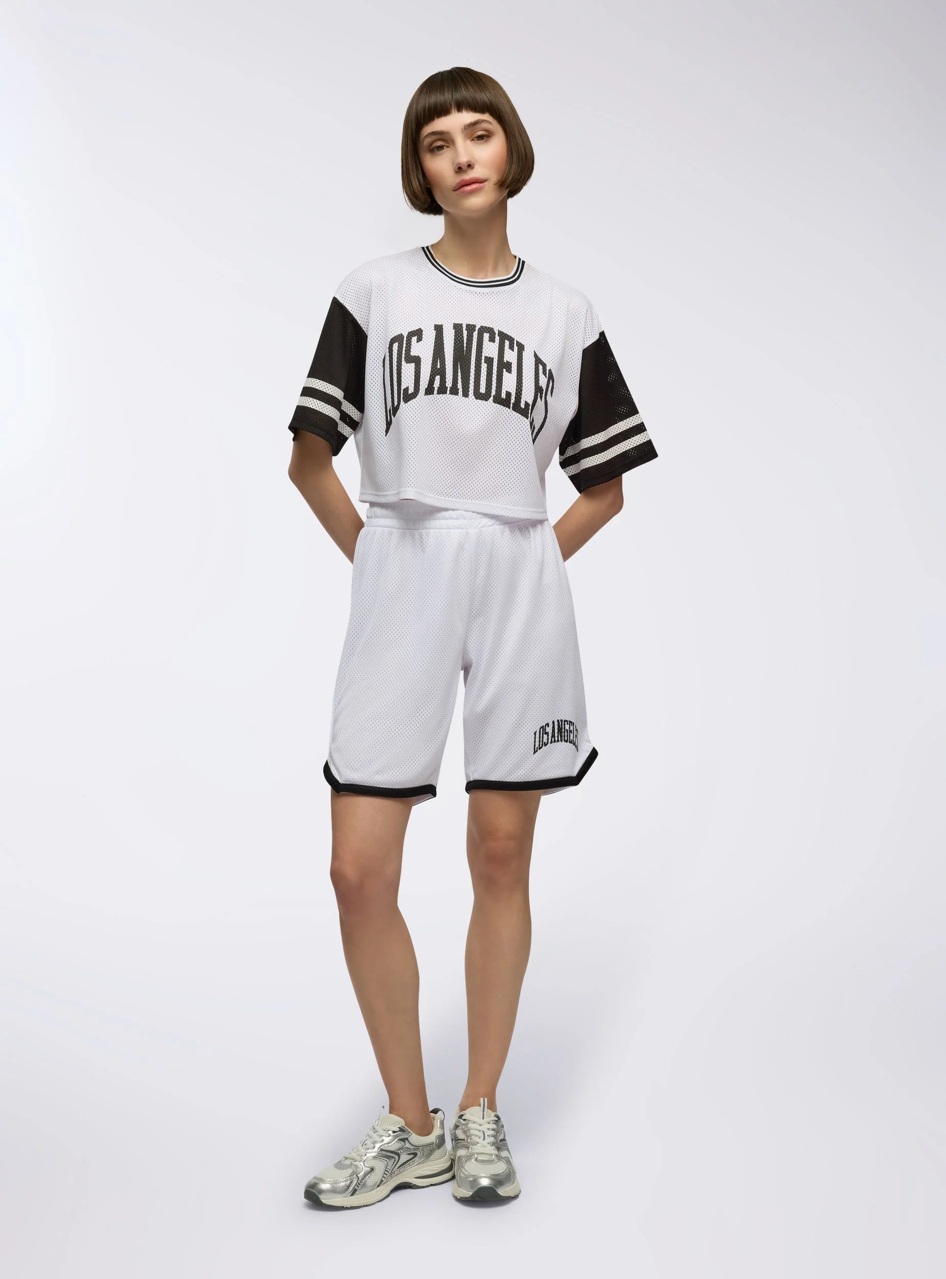 T-shirt crop in rete con stampa college