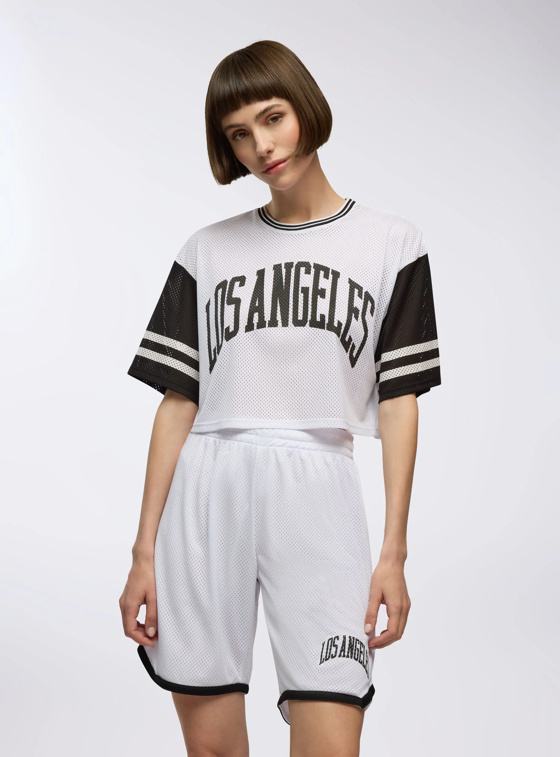 T-shirt crop in rete con stampa college - Image 2